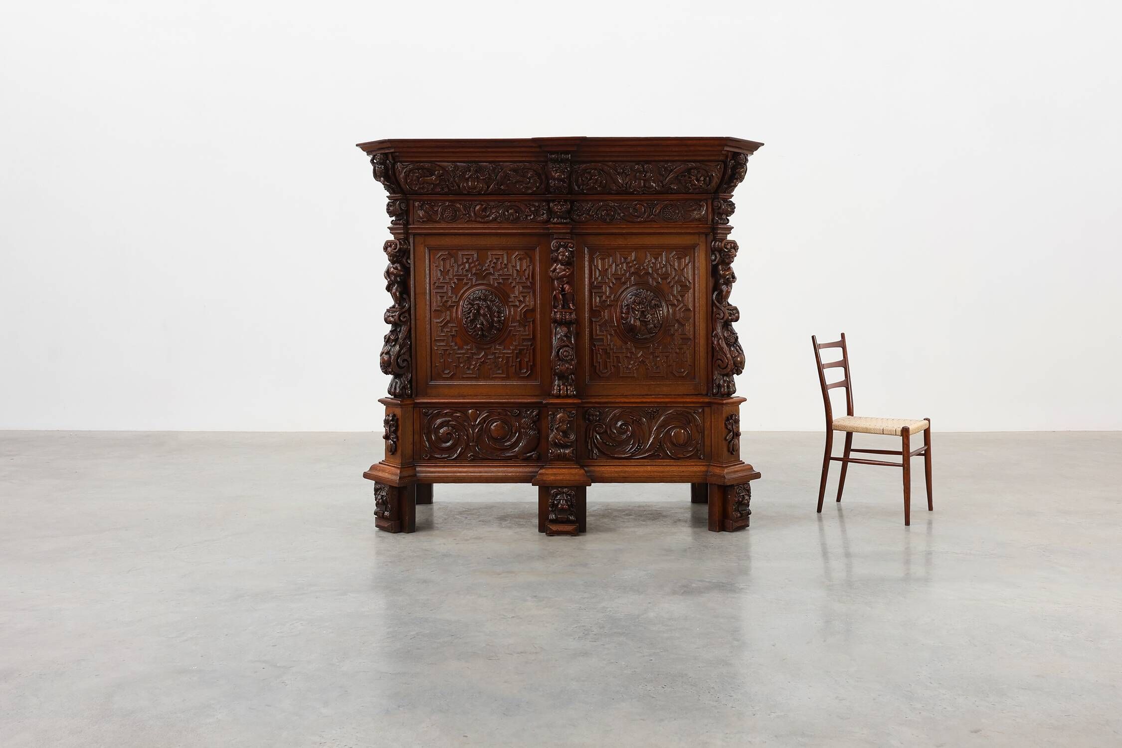 Flemish renaissance "beeldenkast" cabinet in oak wood Antwerp, ca. 1630