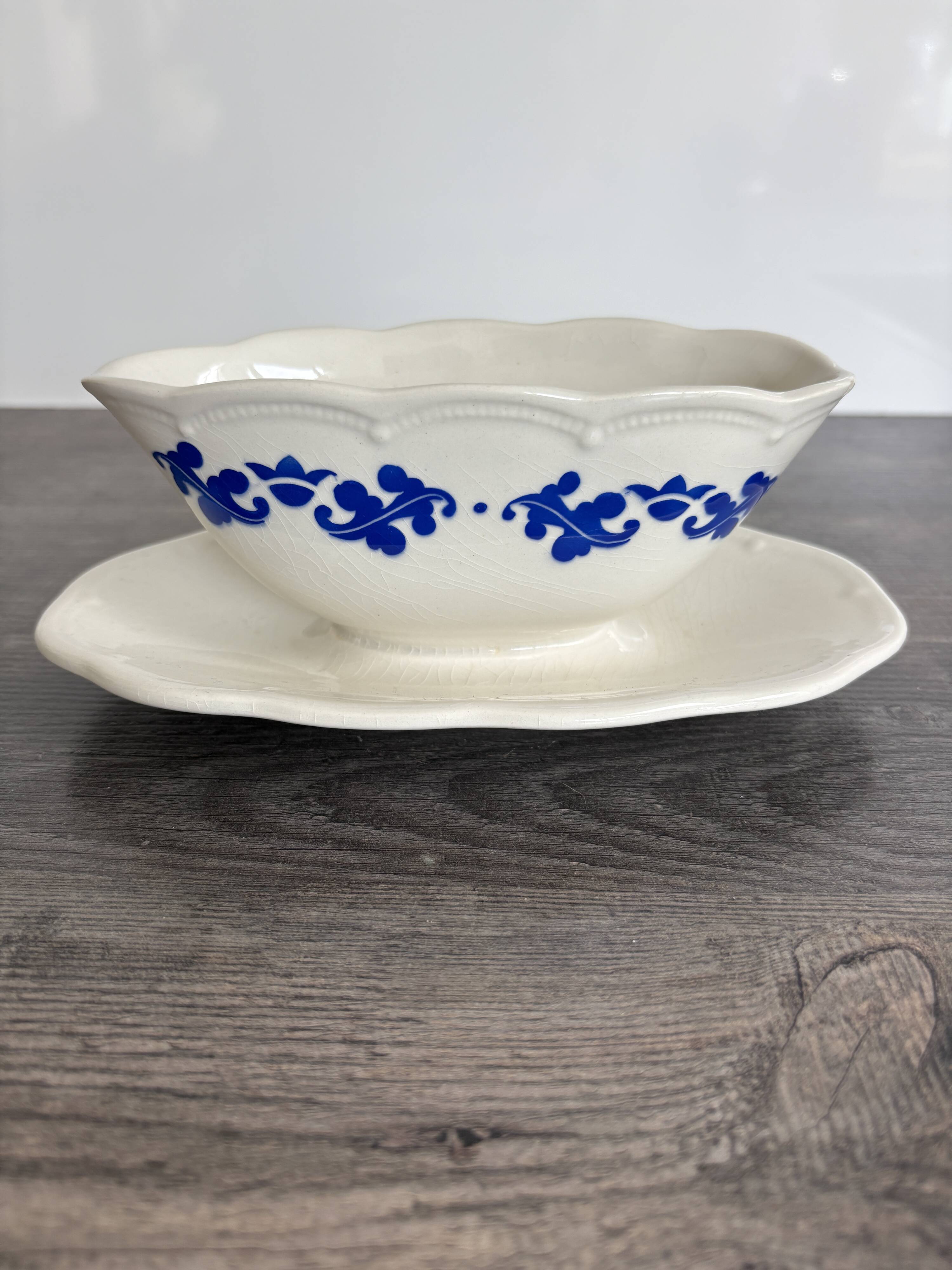 Sauce boat Boch Frères La Louvière