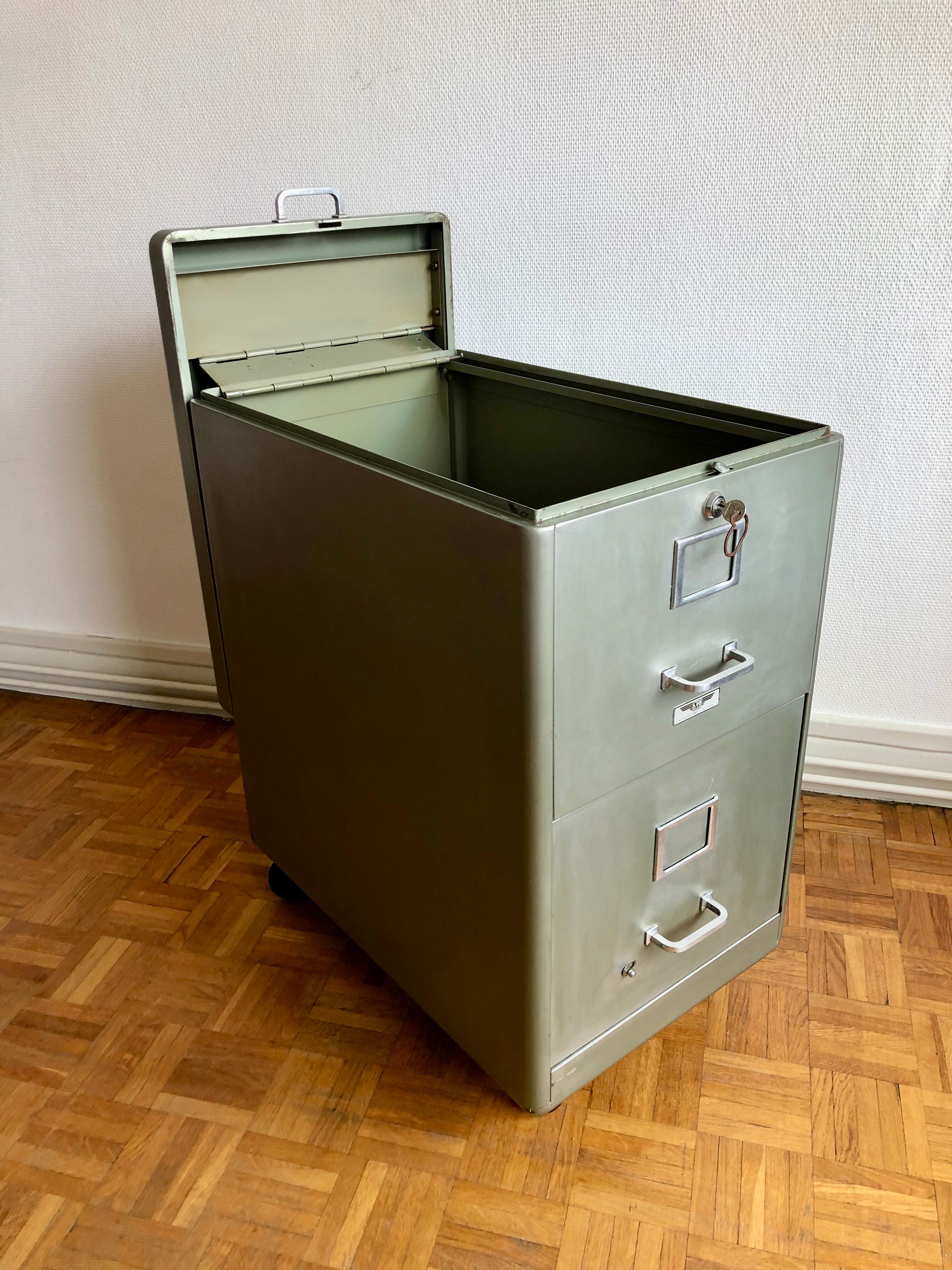 YAC industrial furniture with castors