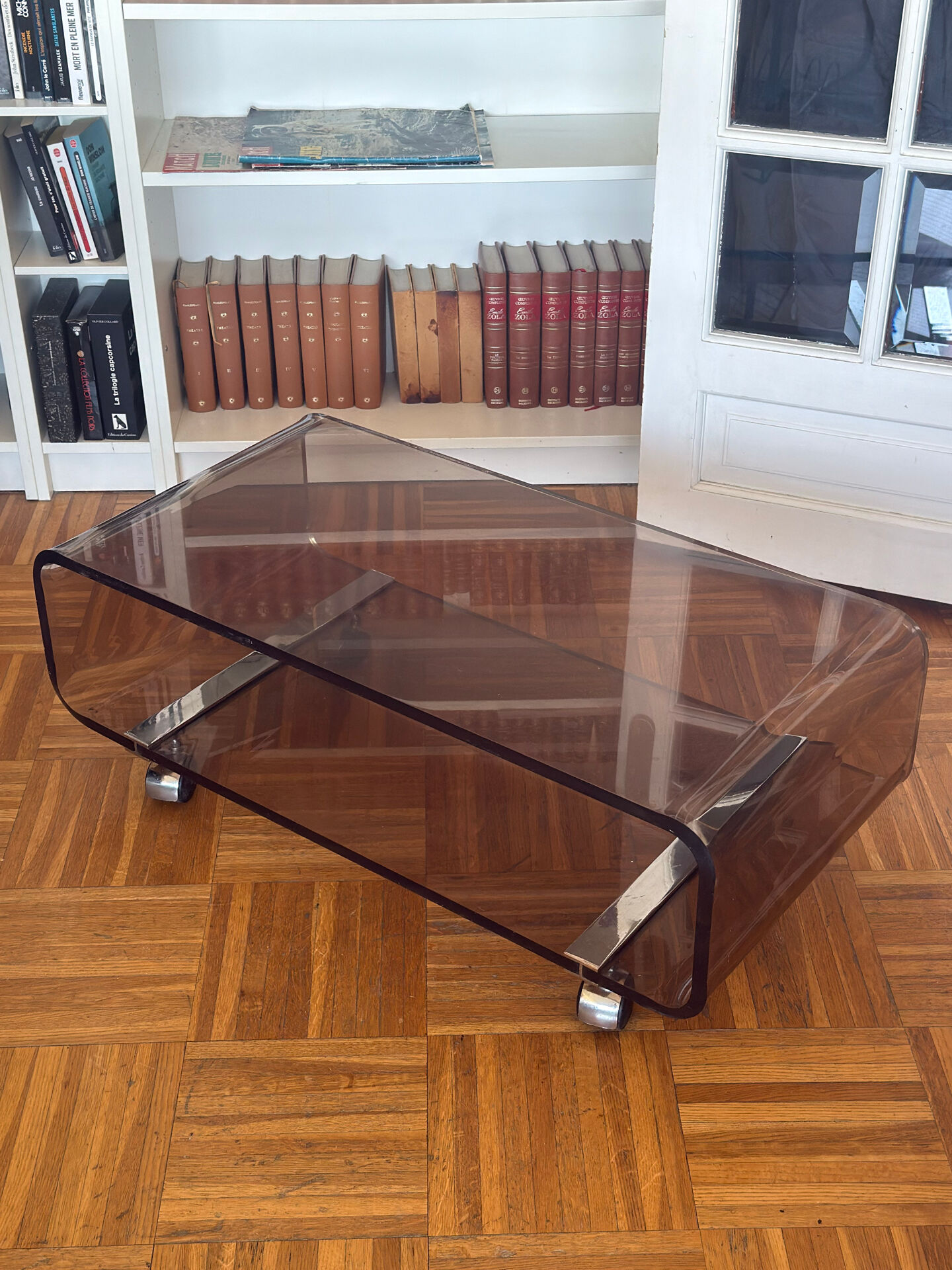 Table basse en Plexiglas fumé Michel Dumas