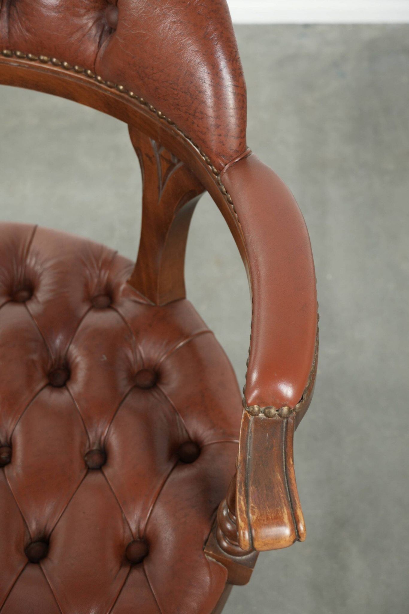 Chaise de bureau Chesterfield rotative en cuir de vache marron