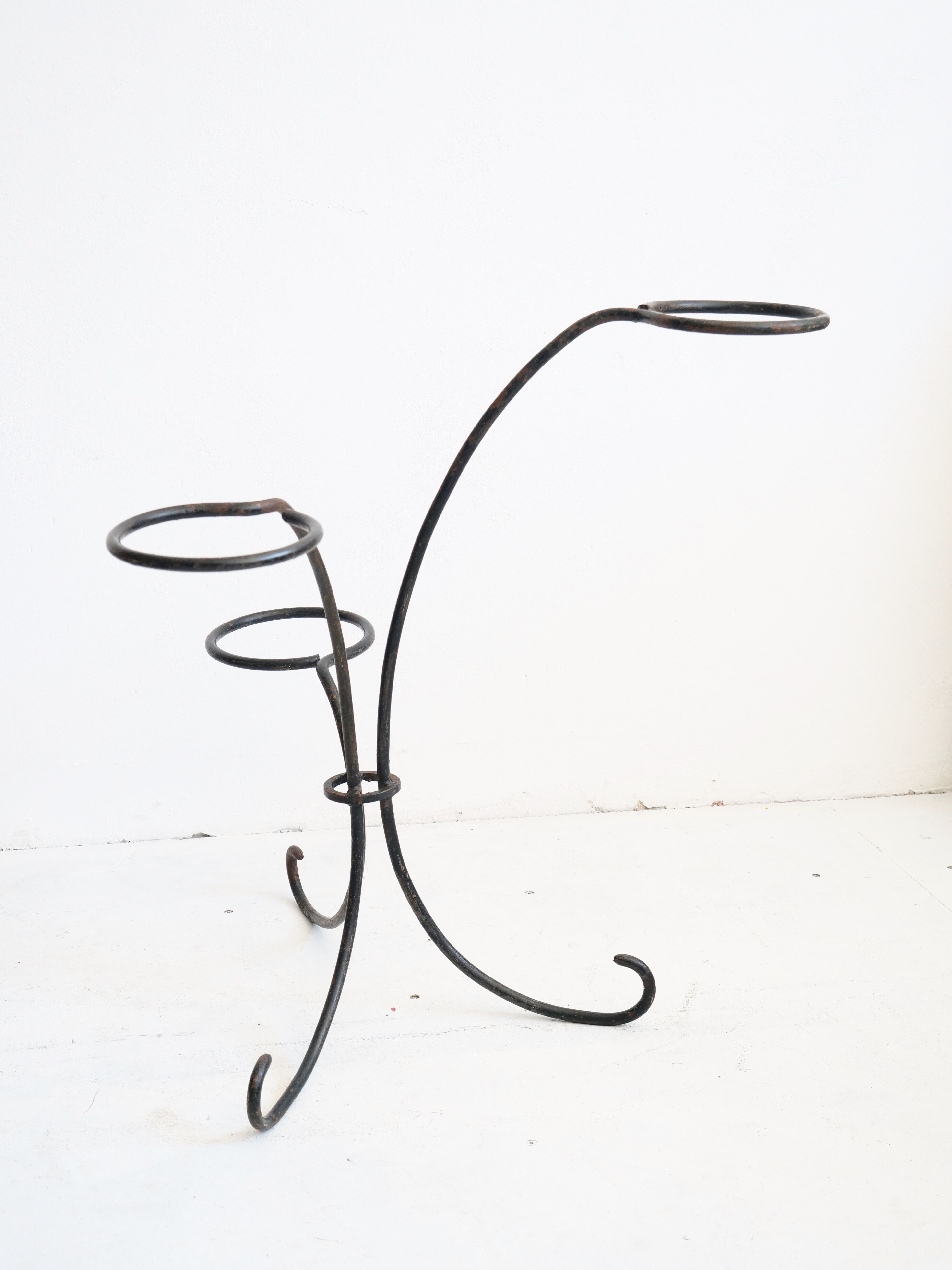 Arched steel flowered foot for balconies and terraces