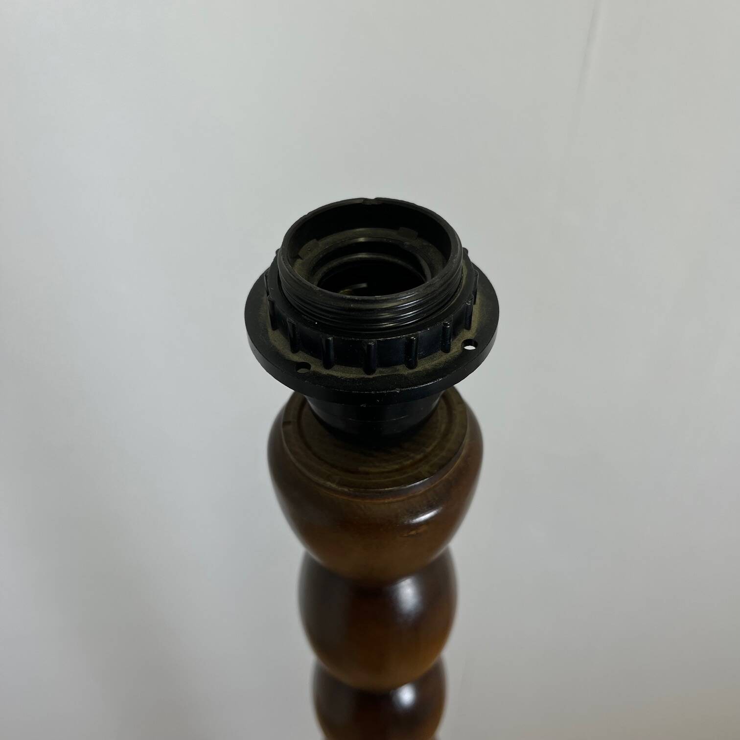 Pied de lampe de sol en bois tourné , 1980