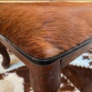Pouf bois et peau de chèvre vintage