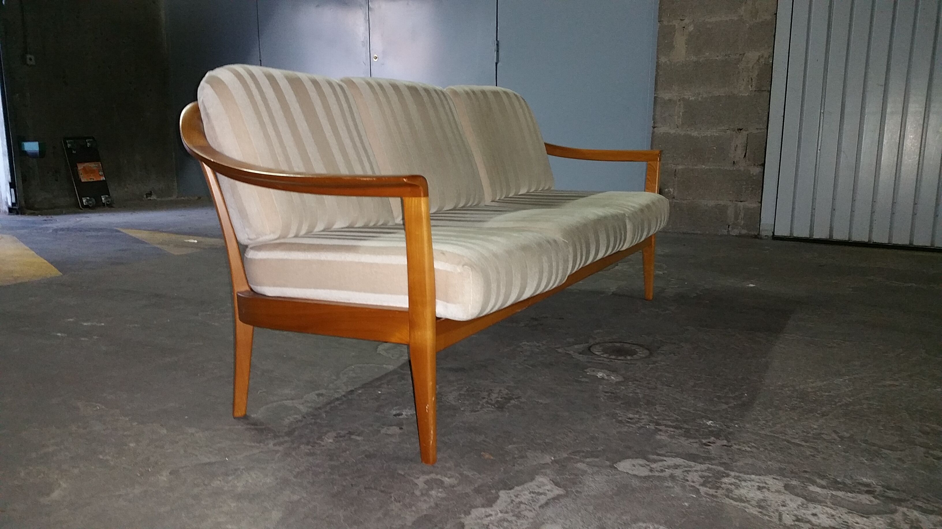 Scandinavian years 50 60 Knoll sofa