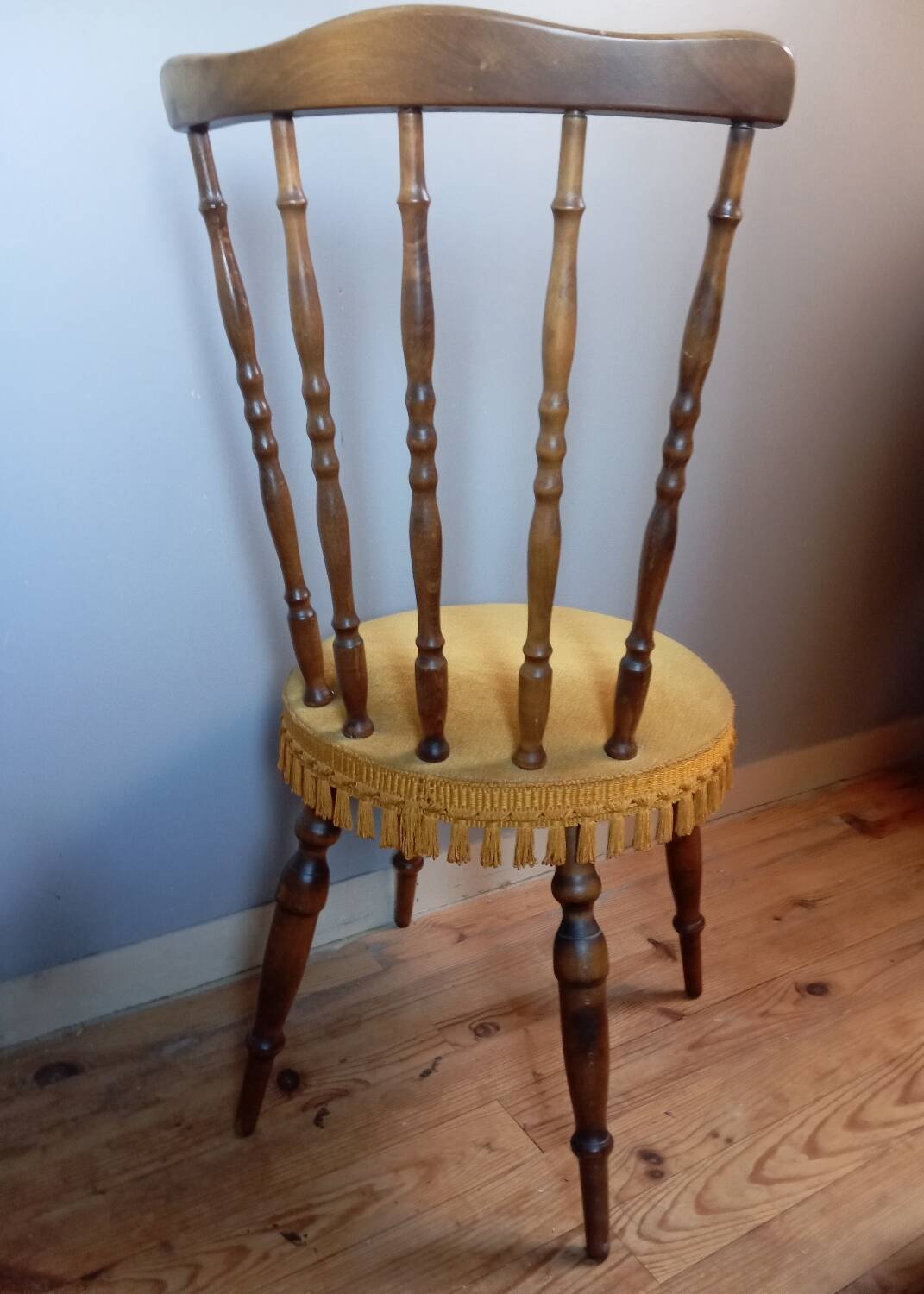Vintage chair in turned wood and gold velvet, 1960