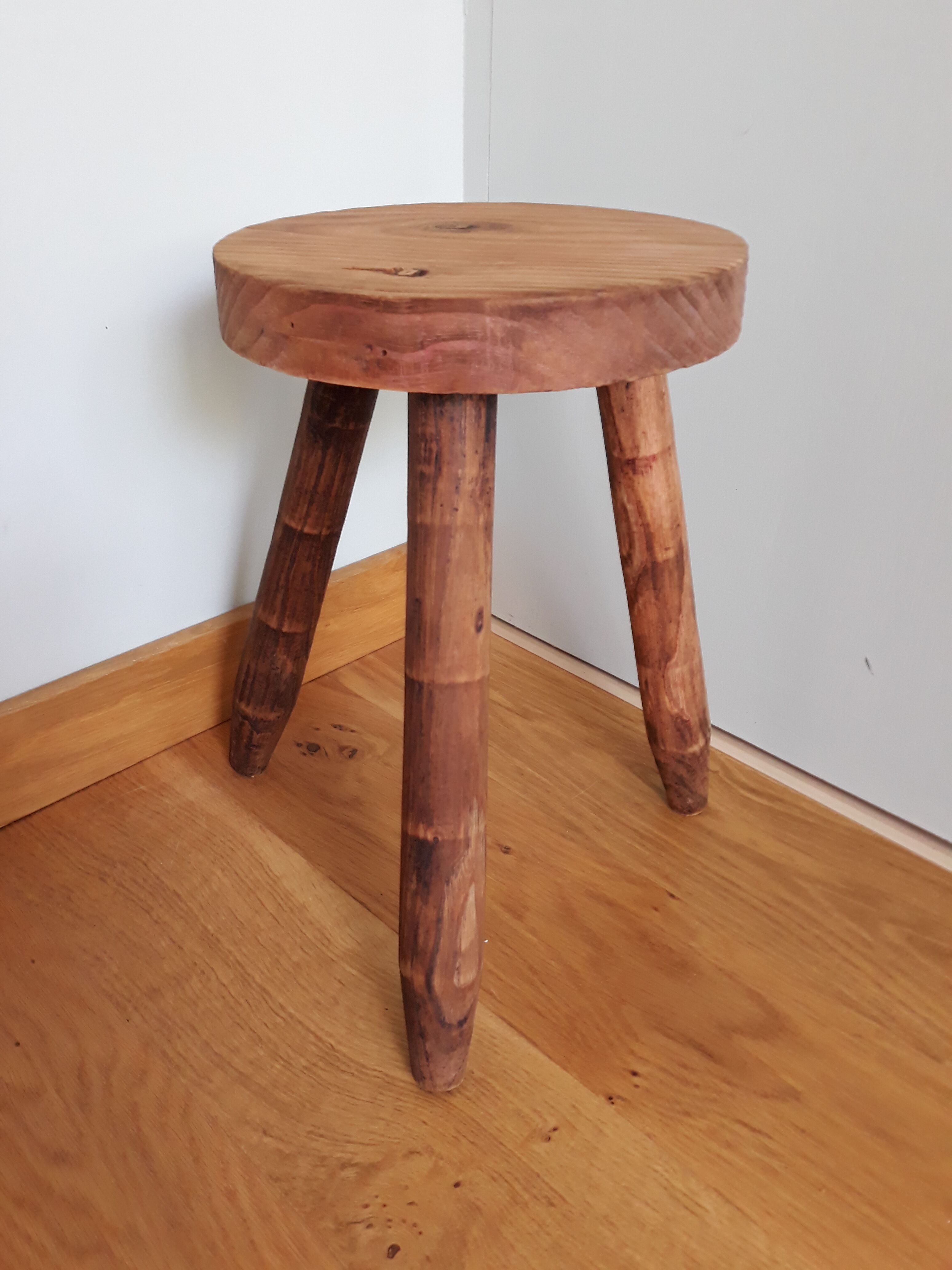 Tripod stool in solid wood