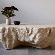 Table basse design effet roche travertin — pièce unique sculptée main