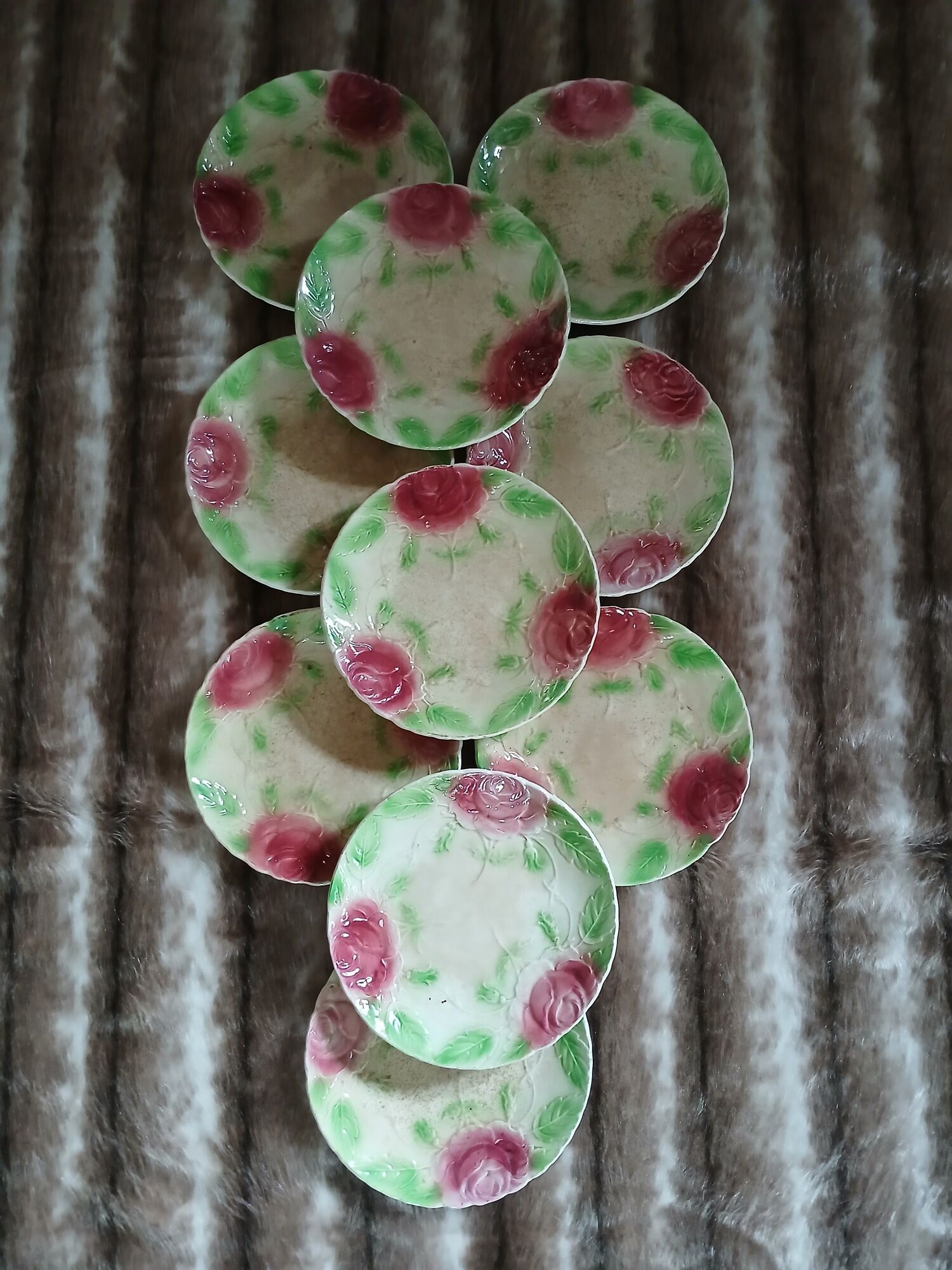 10 assiettes très anciennes en barbotine 