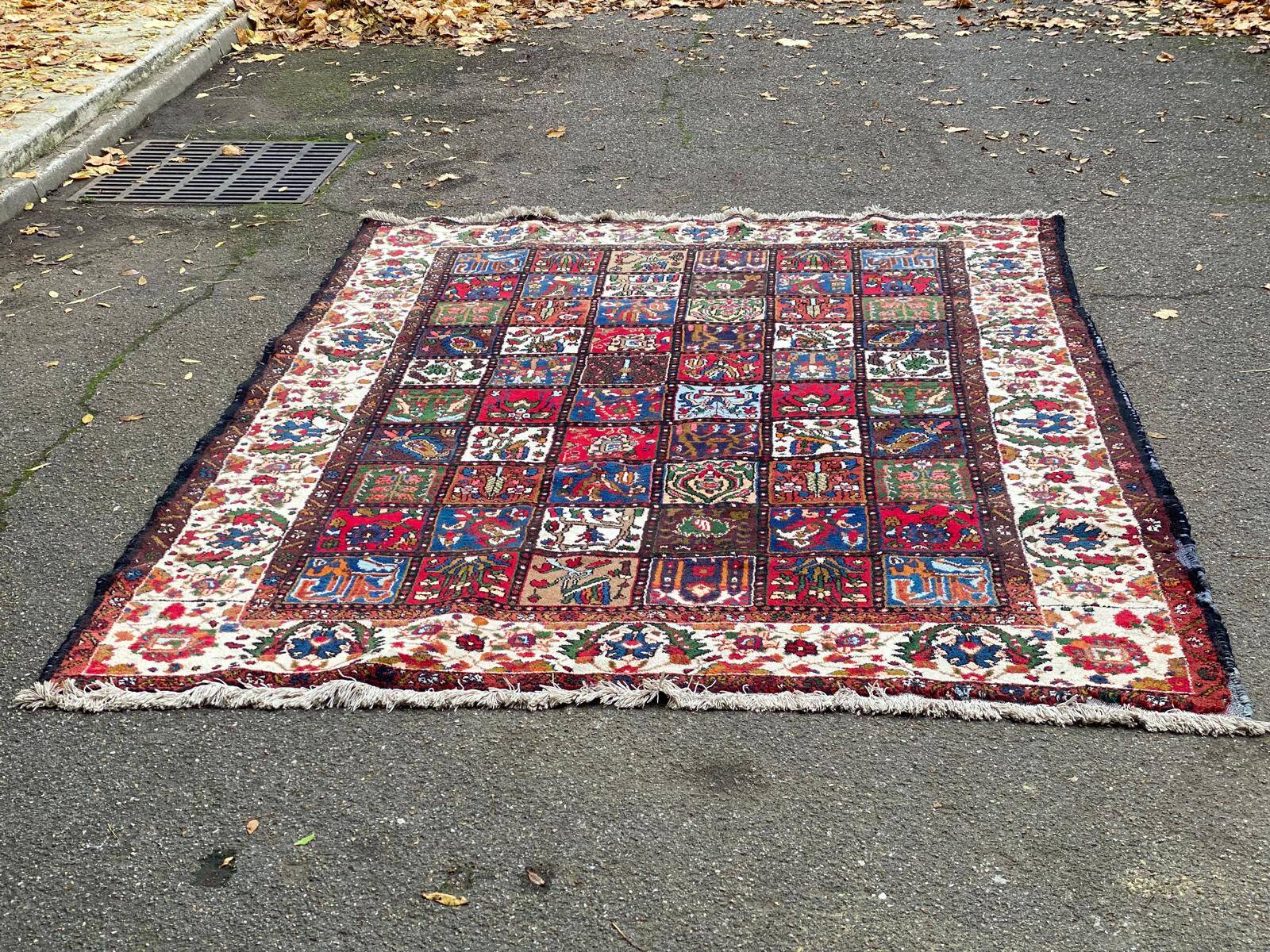 Handmade knotted wool Bakhtiar rug from Iran, burgundy, 200x300cm