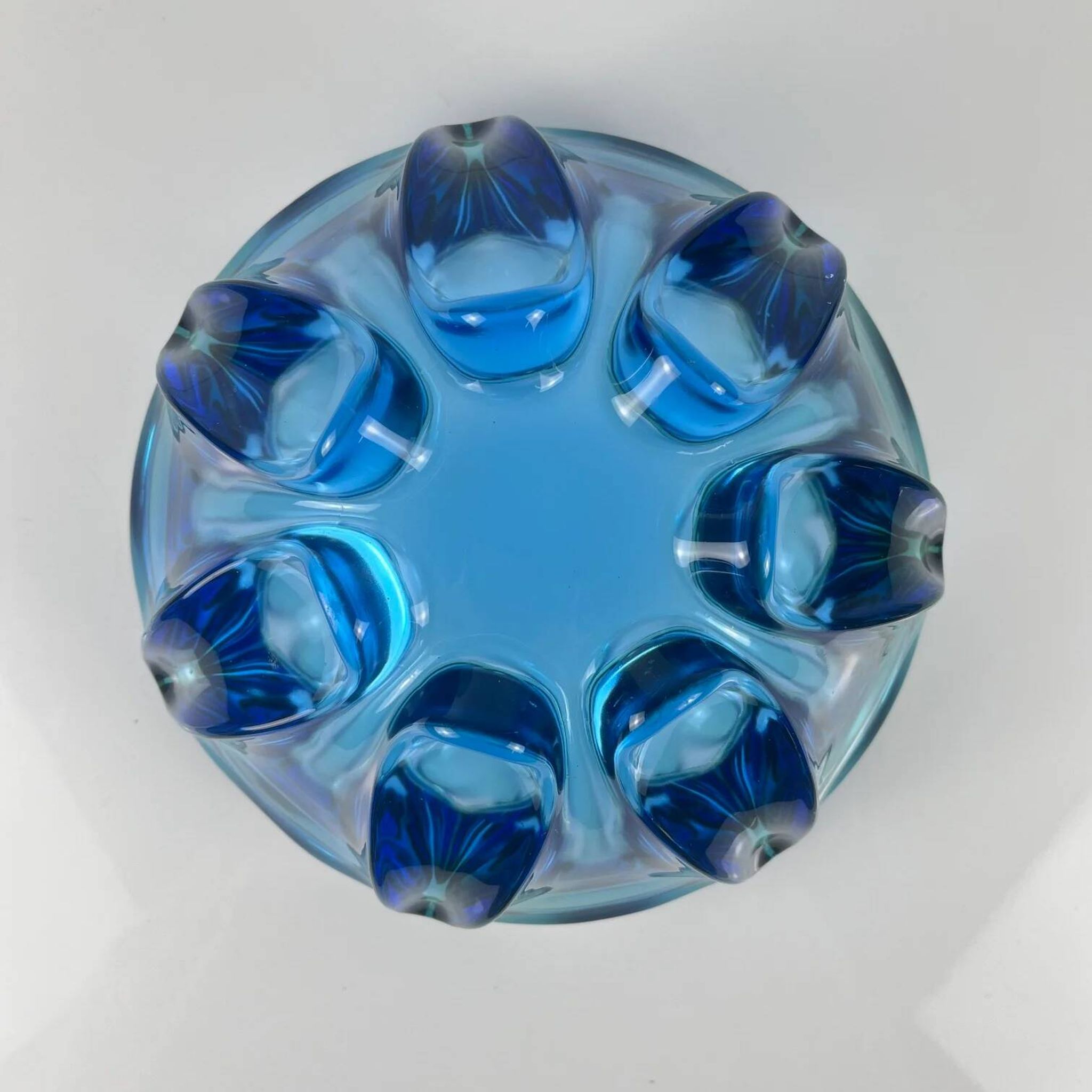 Coupe / large glass pocket bowl from Murano, flower shape, green - blue gradient, 1960.
