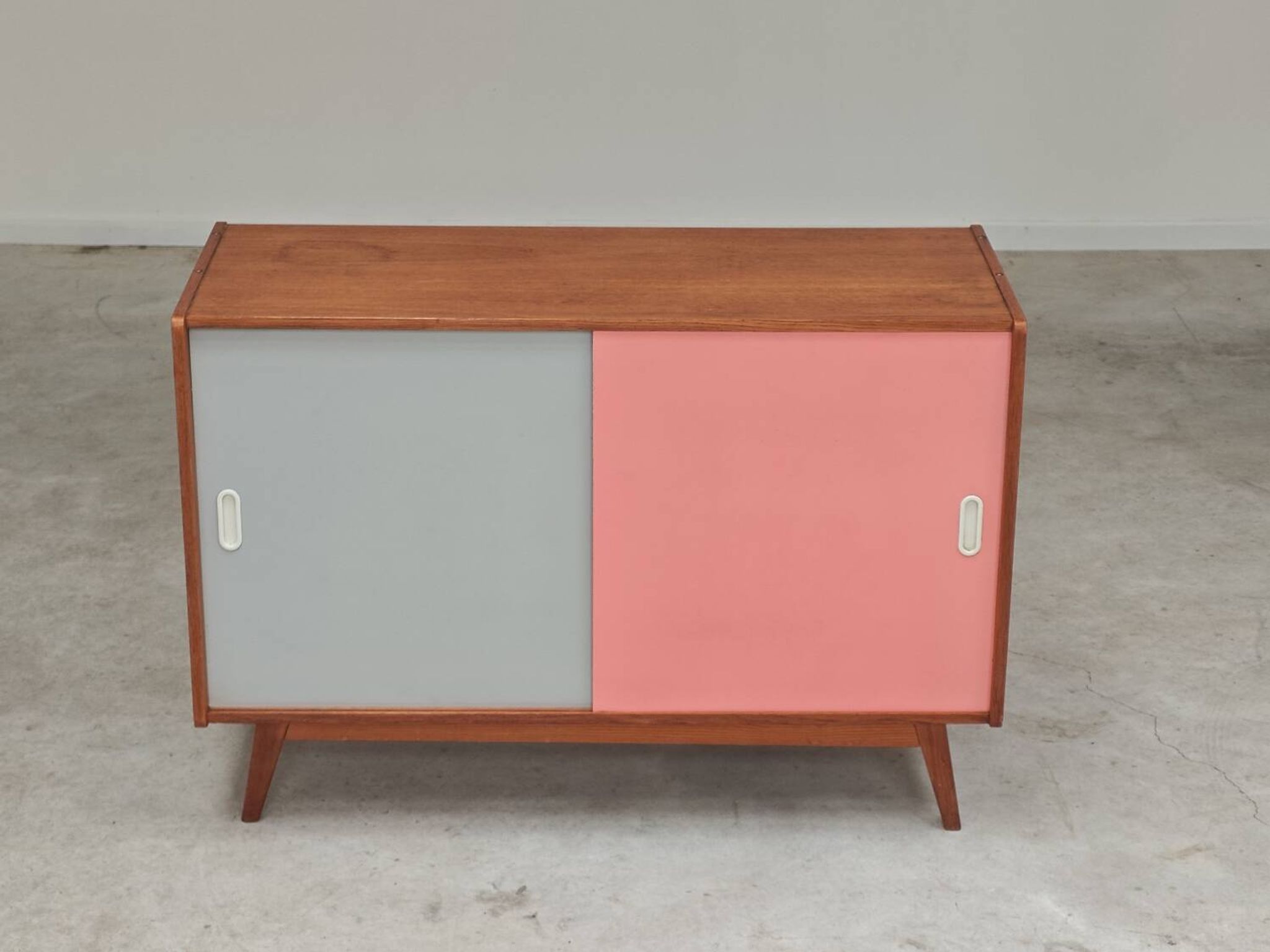 U-452 pink sideboard by Jiri Jiroutek for Interier Praha 1960