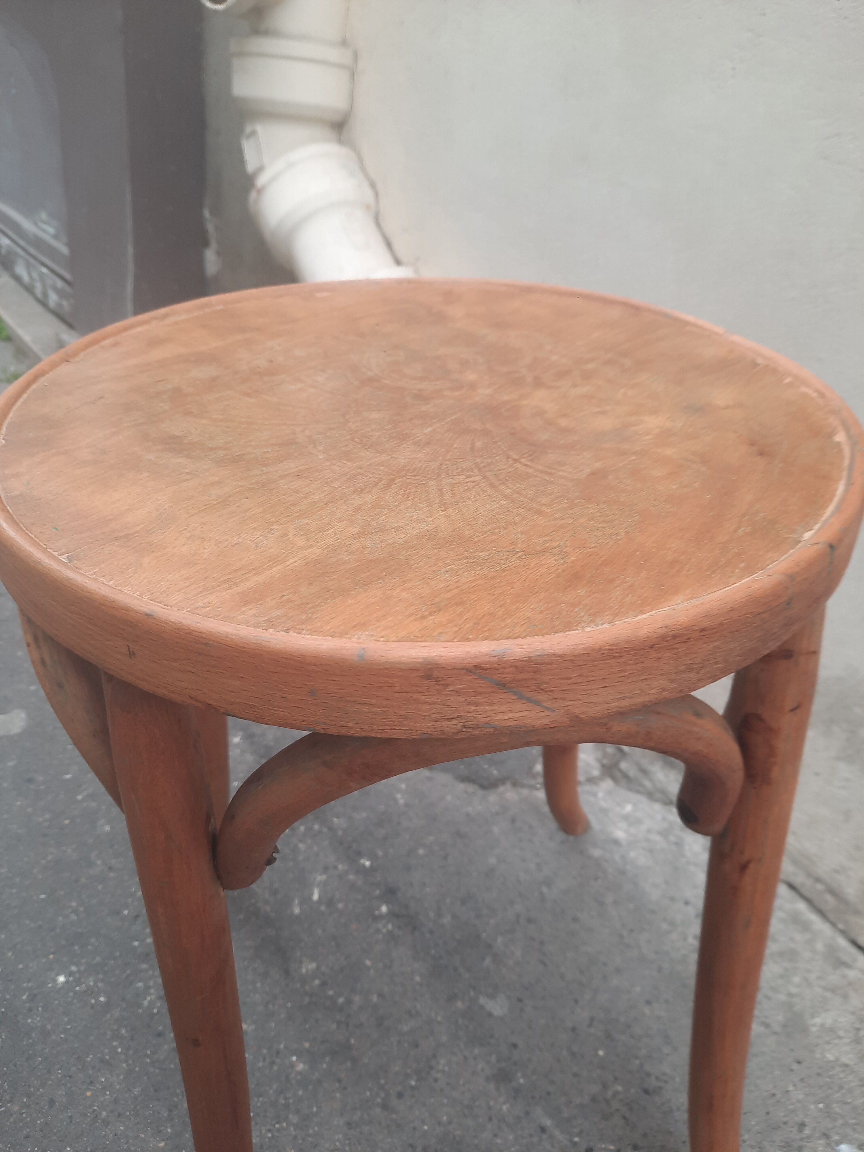 Curved mud stool