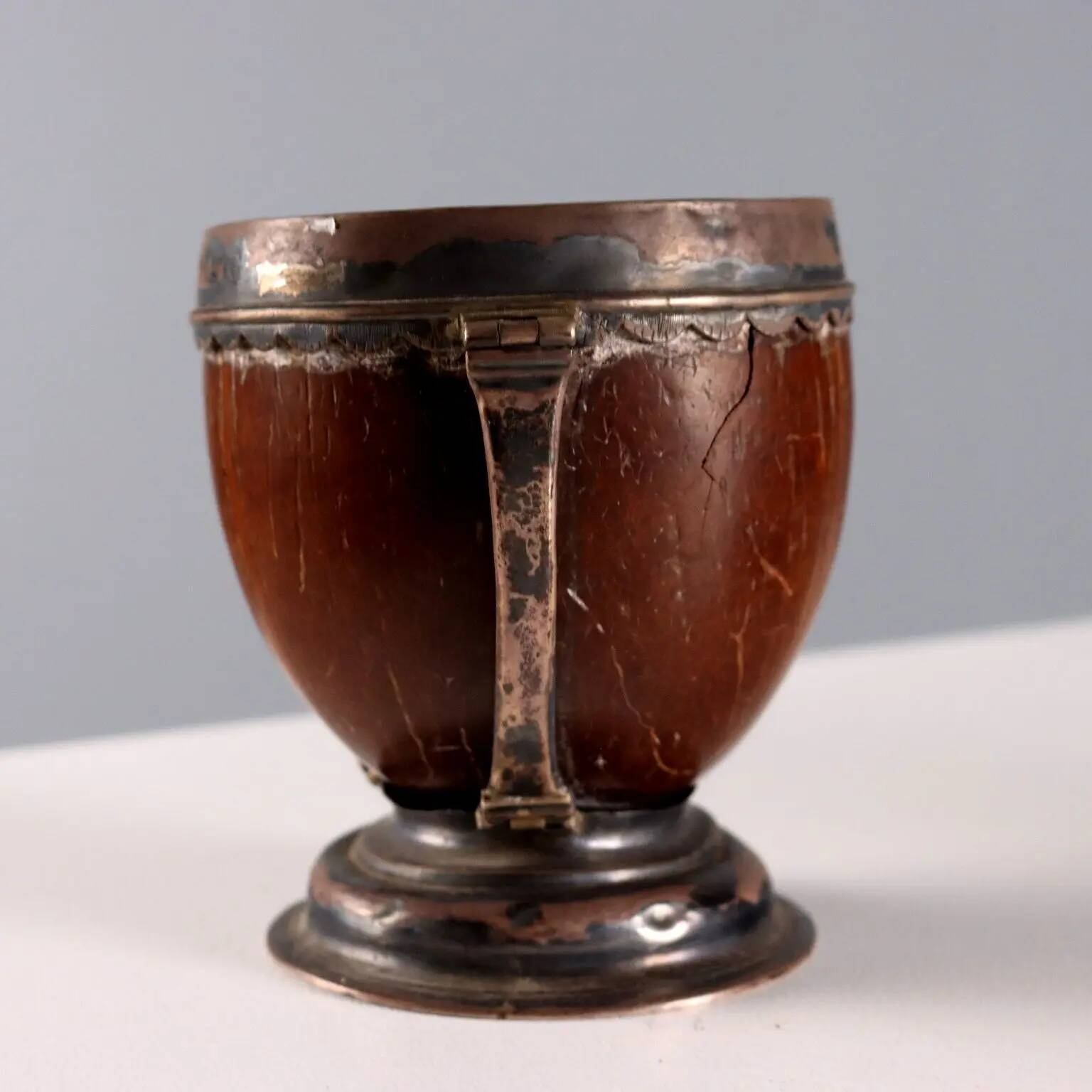 Tasses anciennes en noix de coco et argent, Europe du Nord, XIXe siècle