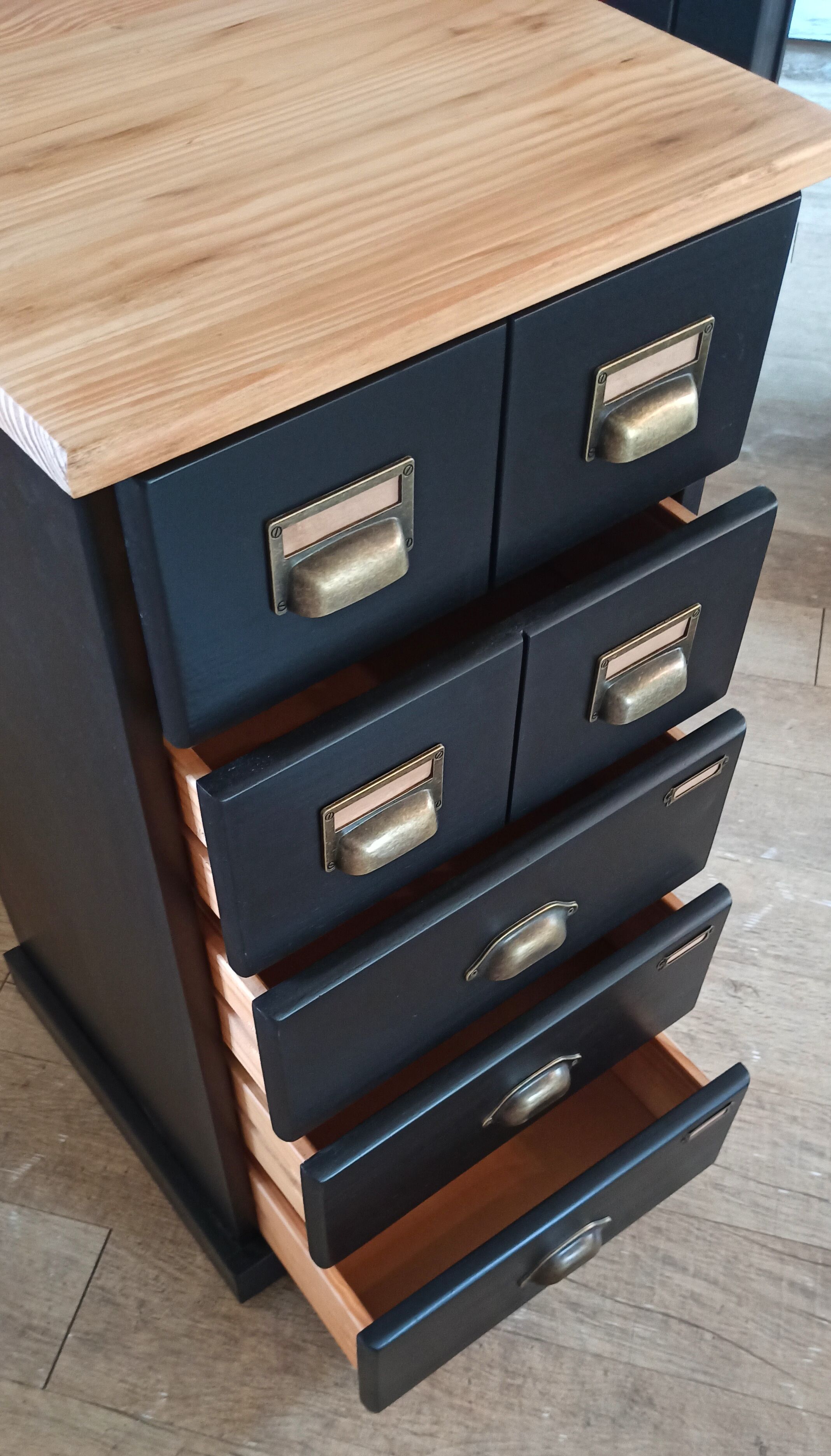 Black and wood ragpicker