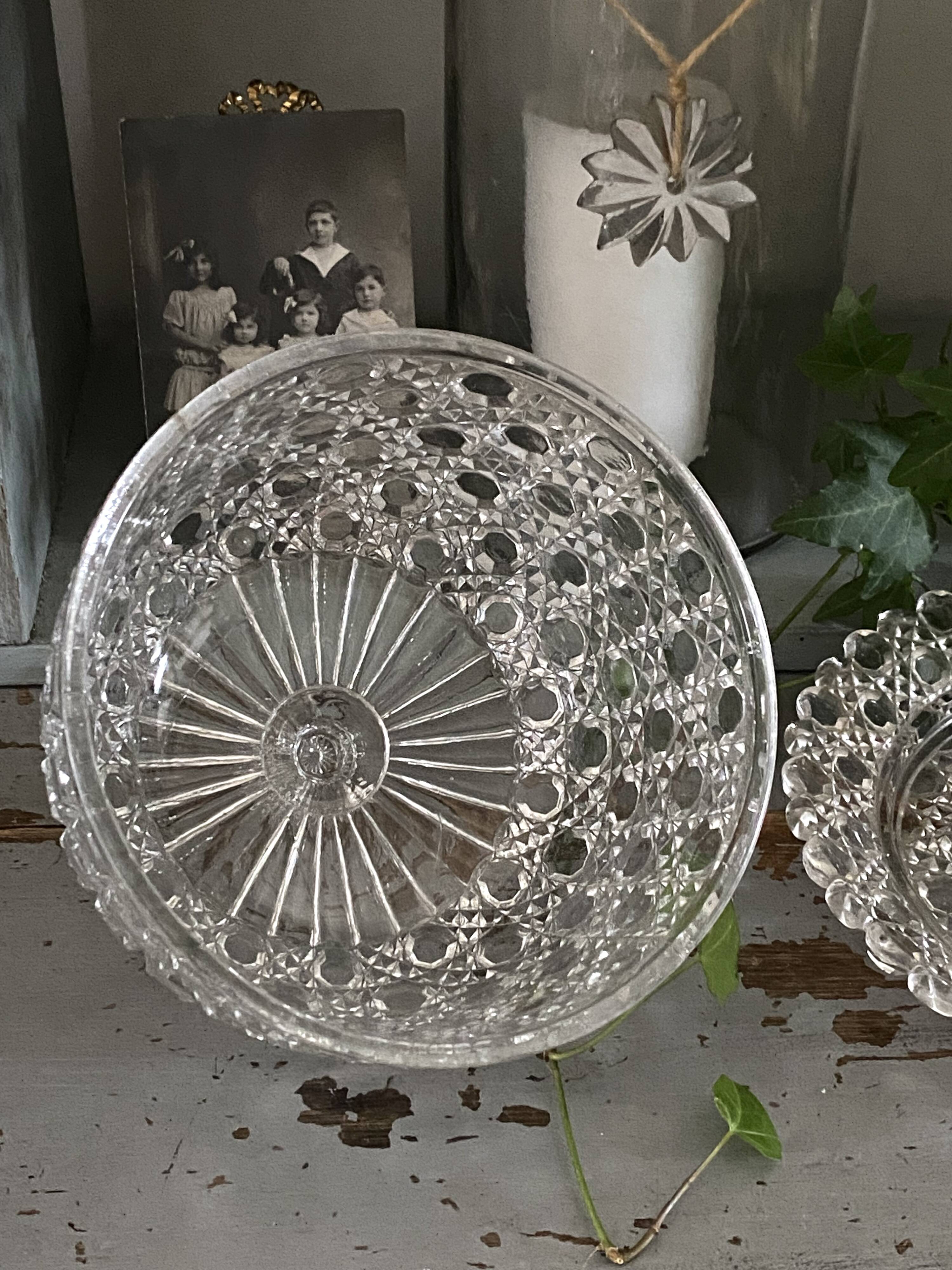 Cloche à patisserie, fromage en verre ciselé