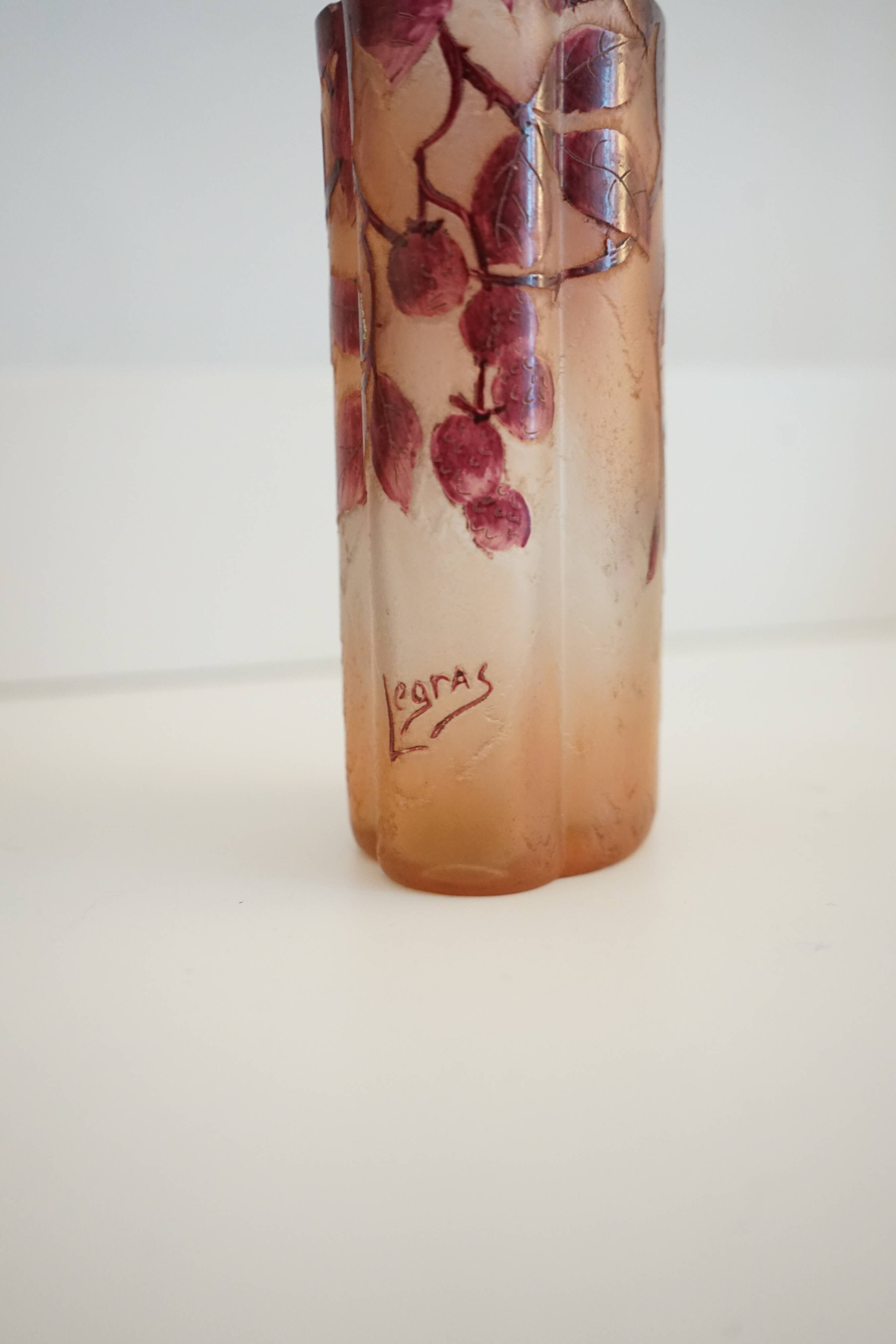 Legras quadrilobed vase from the "ruby" series in glass (1900 - 1910)