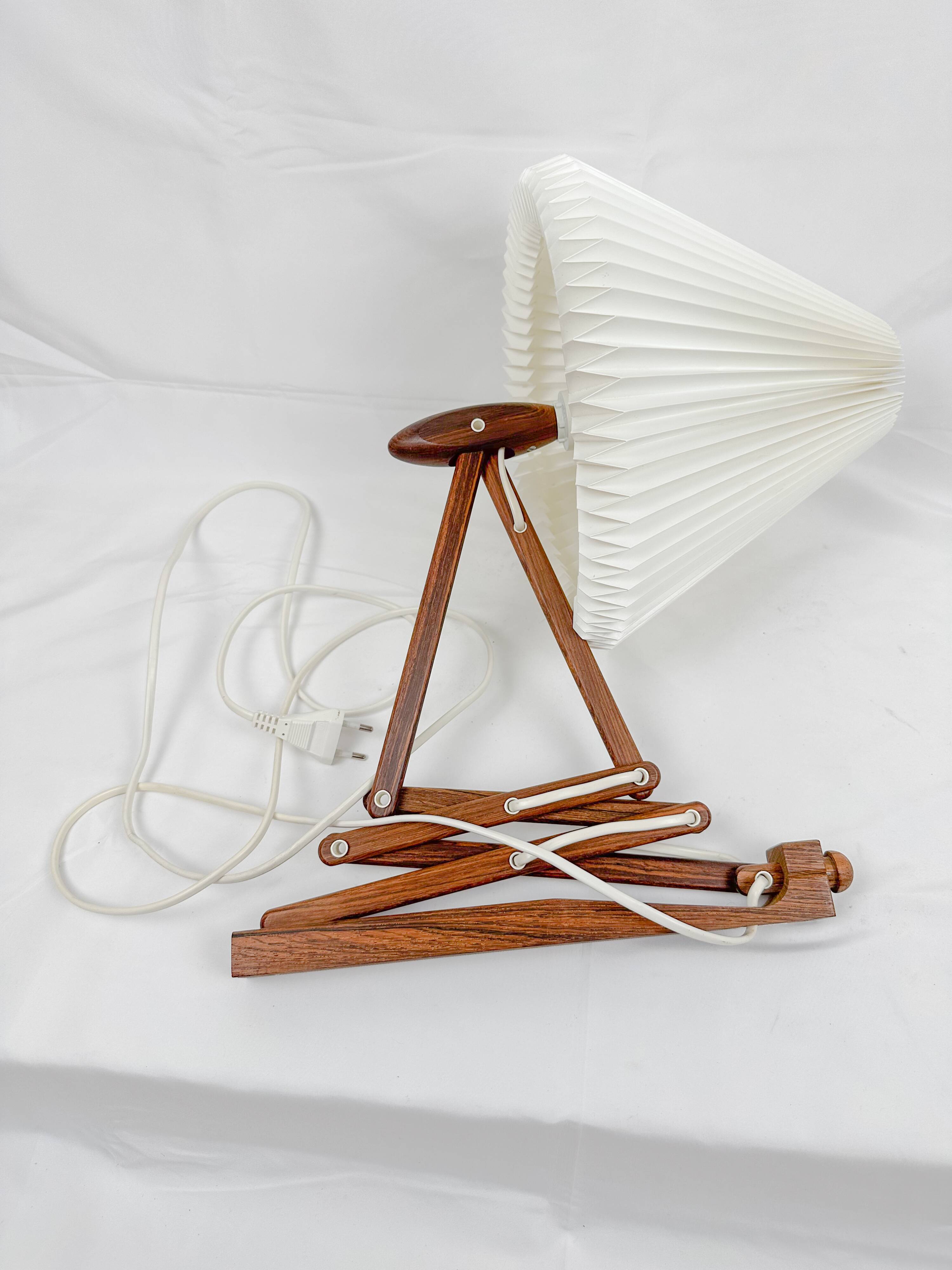 Le Klint - Teak wall lamp by Erik Hansen | 1950s