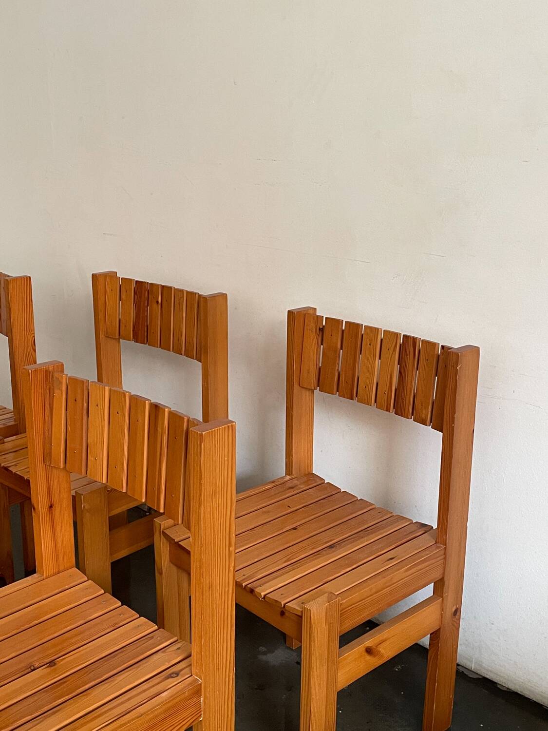 Set de 6 chaises rationalistes en pin massif, Espagne, années 1970.