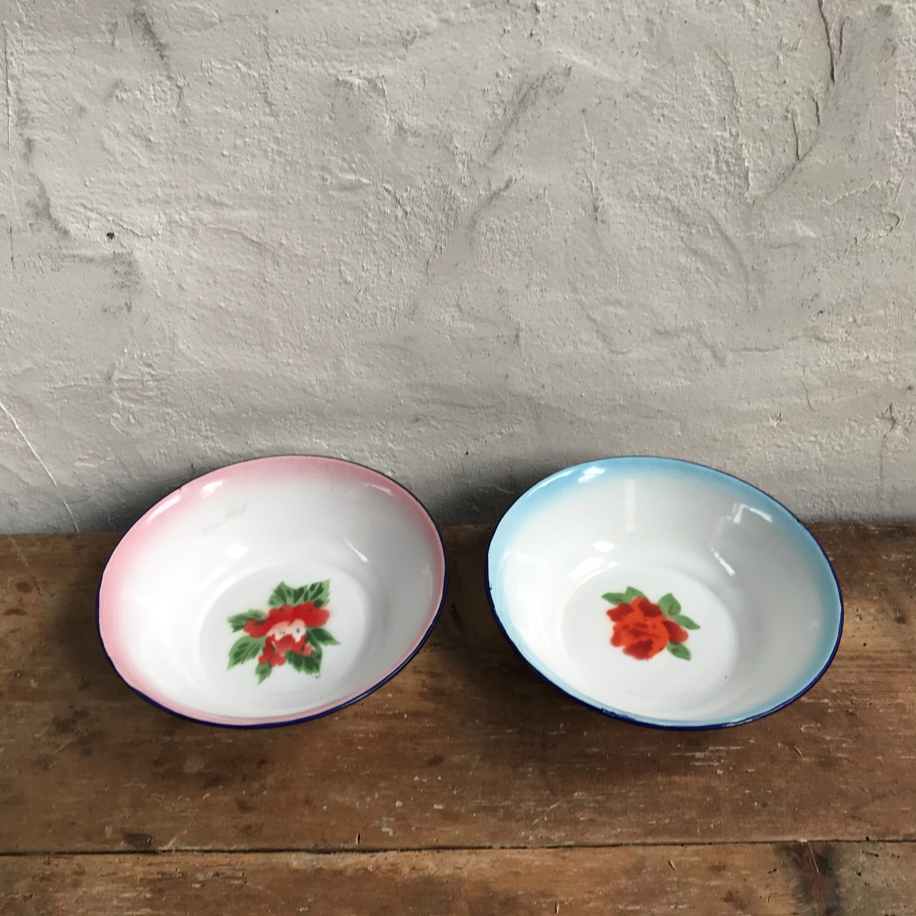 Pair of hollow plates in enamelled sheet metal
