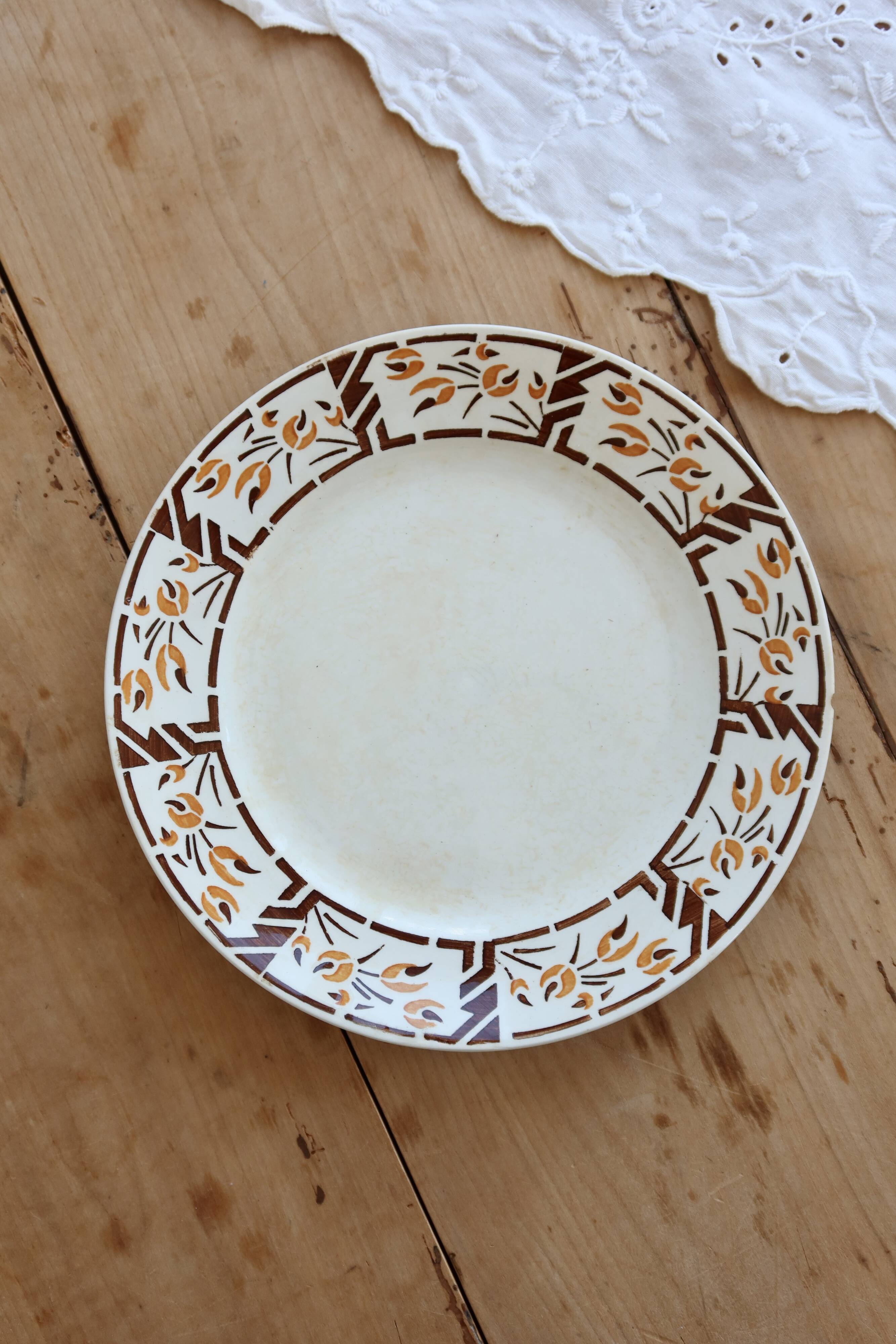 Assiette à dessert vintage terre de fer Onnaing – Décor géométrique