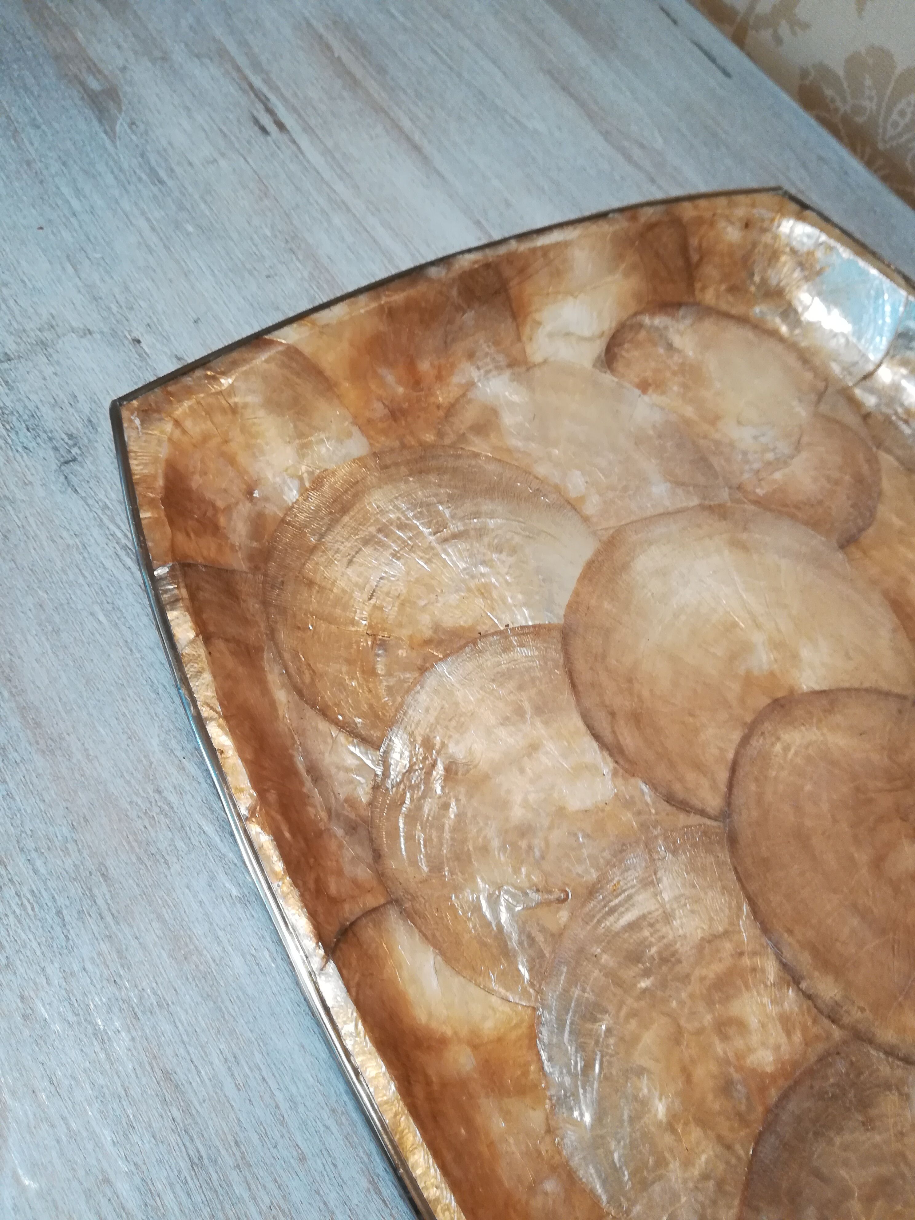 Mother-of-pearl plateau