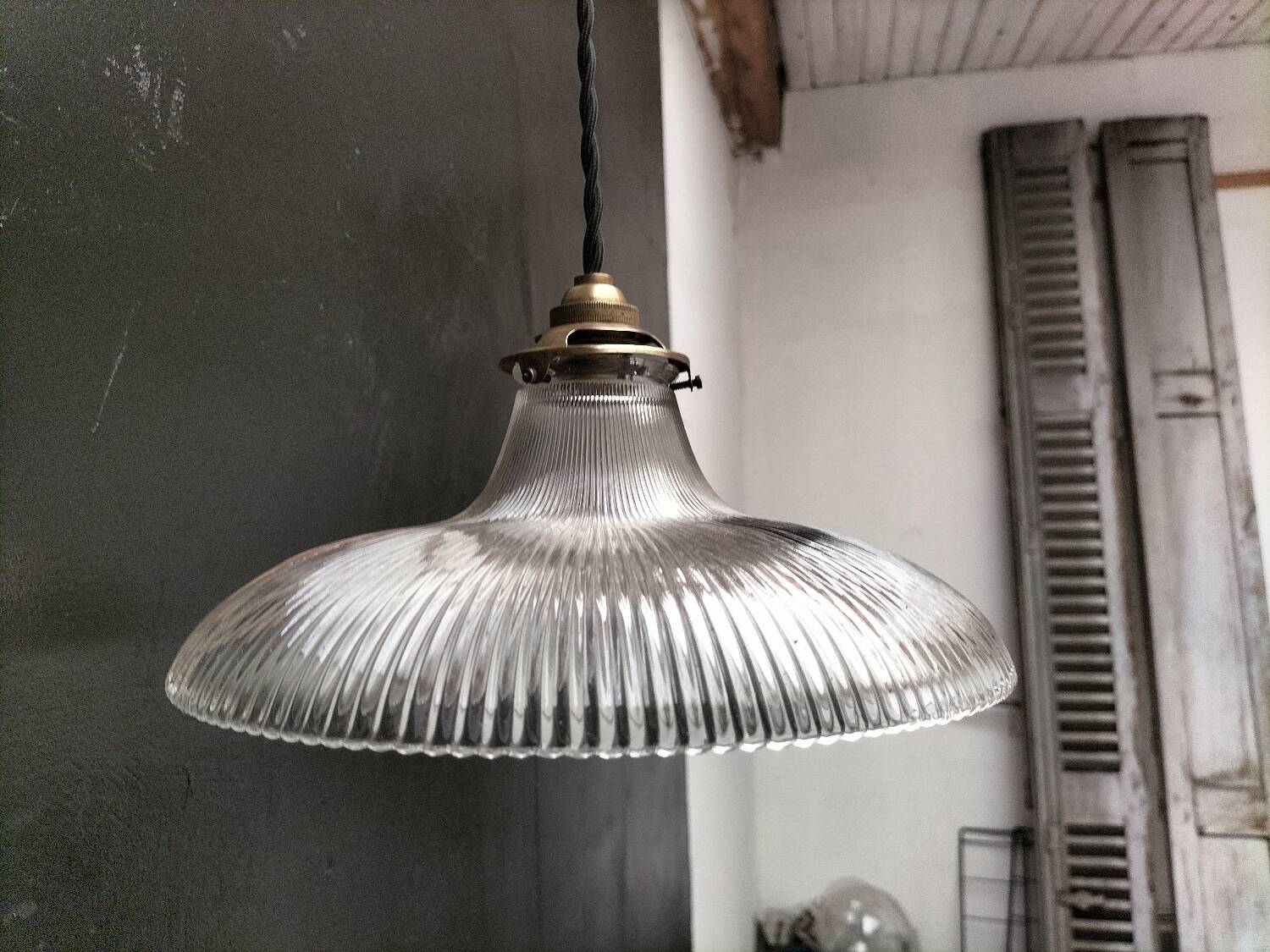 Holophane glass suspension