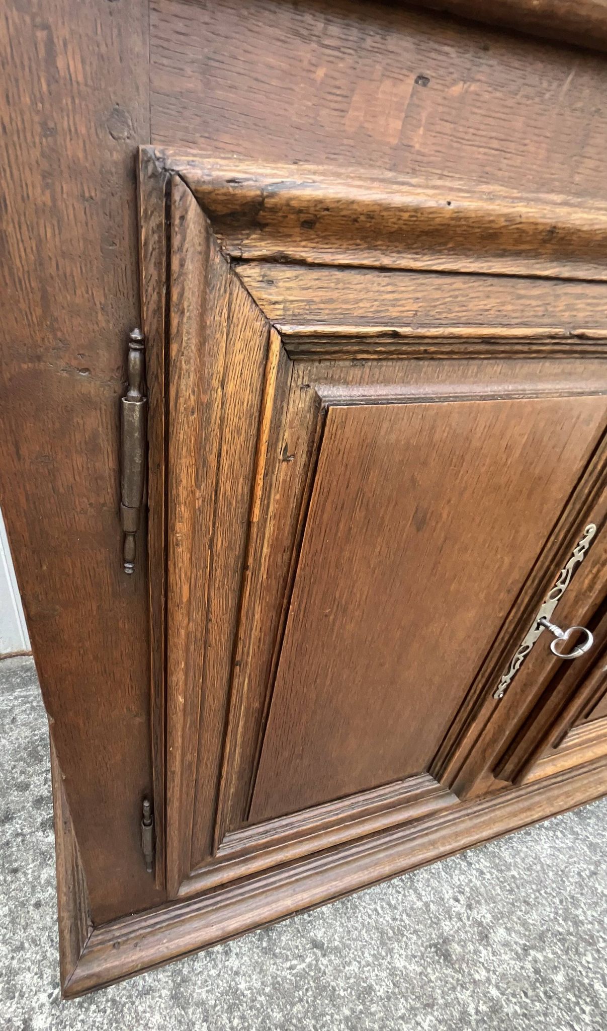 Country-style sideboard in solid oak – 18th century