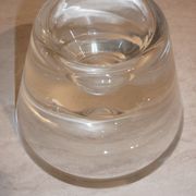 Carafe à vin avec bouchon sur socle en cristal