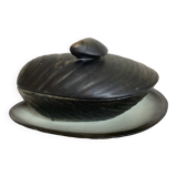 Shell-shaped sauceboat