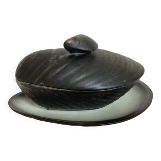 Shell-shaped sauceboat