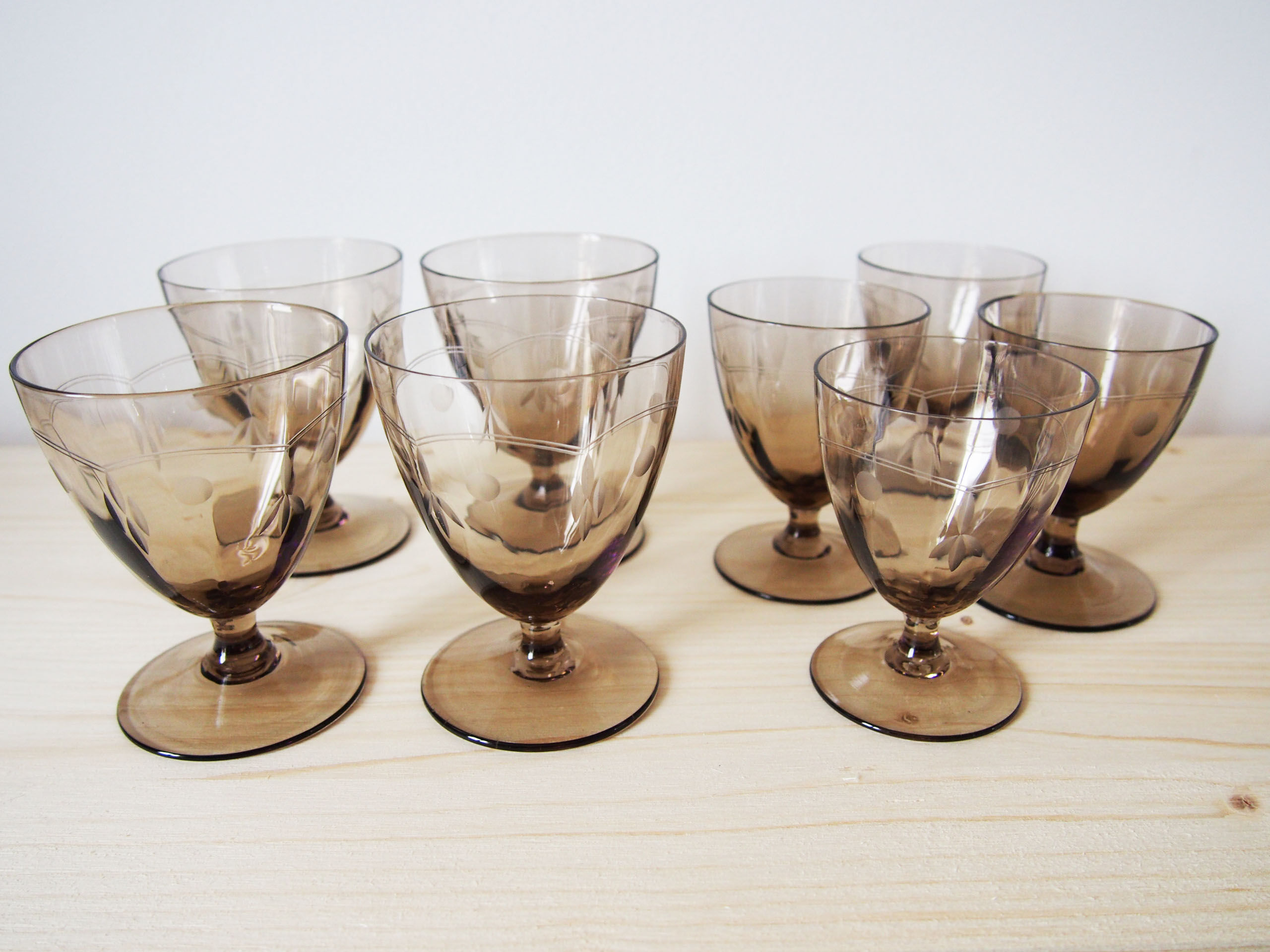 Set 8 engraved smoked glasses