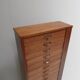Cabinet de montre vintage avec tiroirs