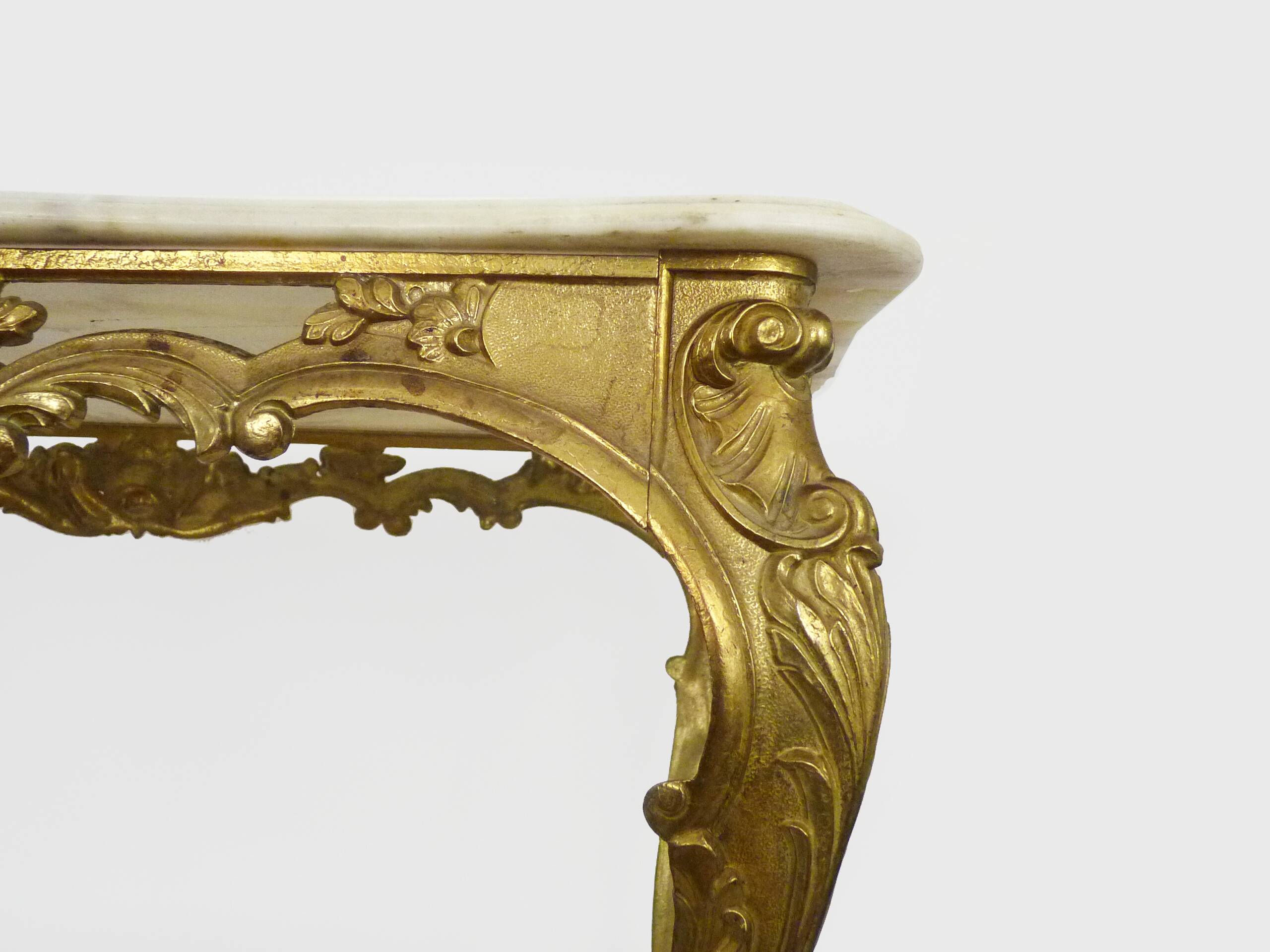 Table basse structure en laiton et plateau en marbre. Années 60