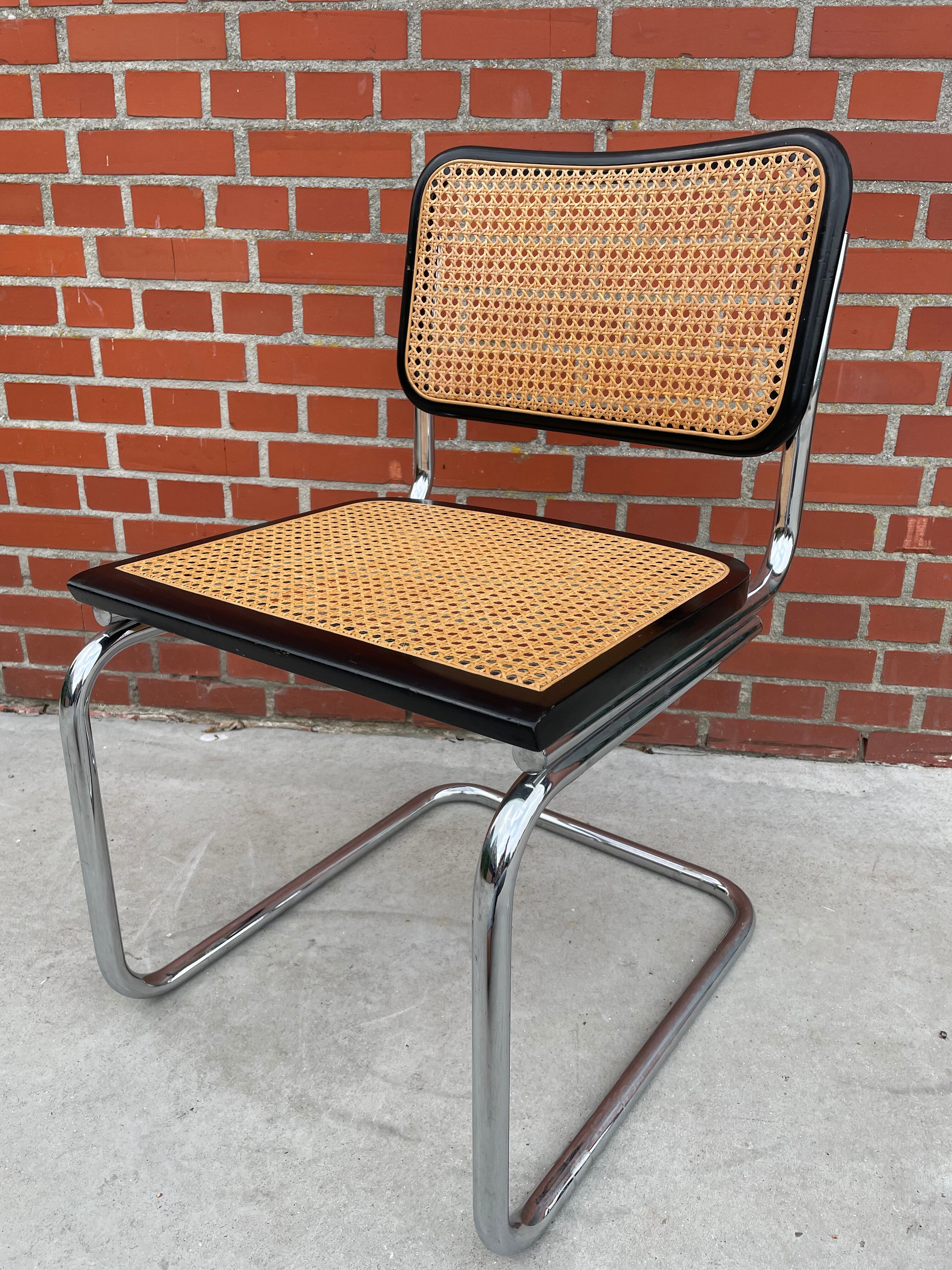 Chaise en chrome et noir