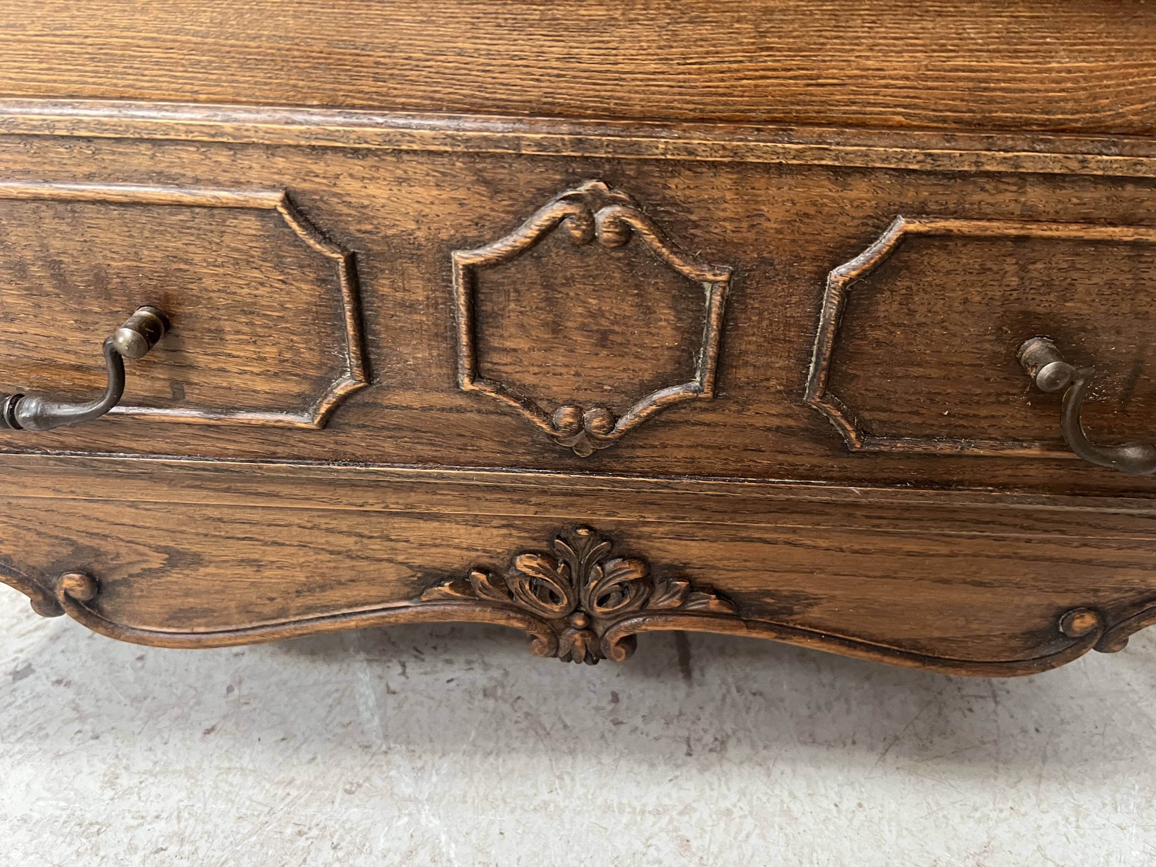 Commode de style Régence en chene sculpté XX siècle