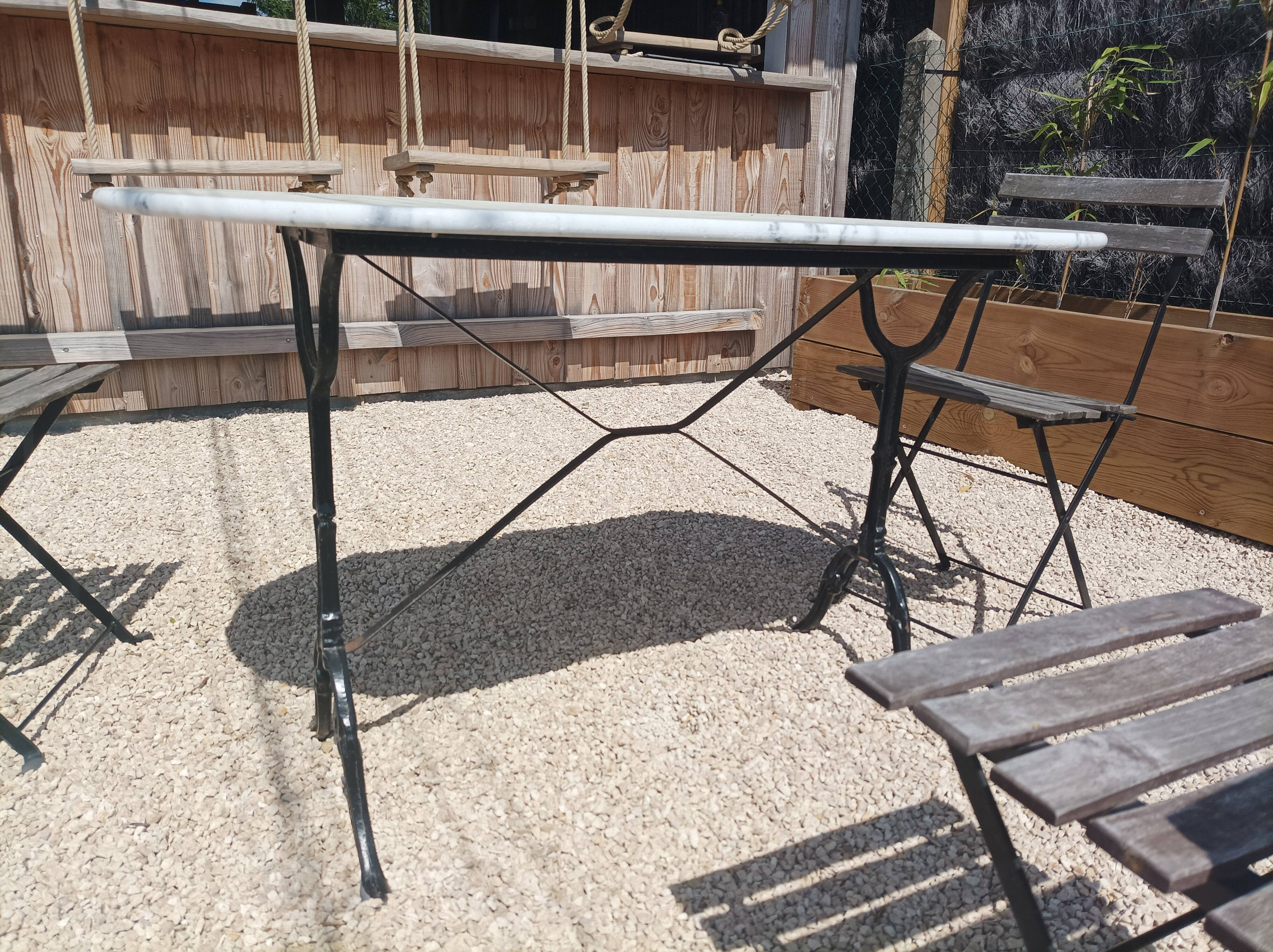 Table bistrot pieds fonte et plateau marbre