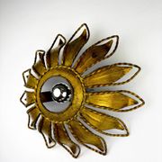 Applique ou luminaire de plafond en fer doré en forme de soleil espagnol, vers 1960.