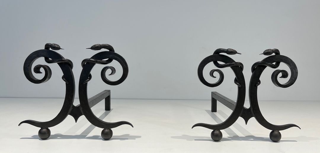 Paire de Chenets en Fer Forgé Modèle aux Serpents dans le Goût d’Edgar Bran
