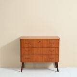 Commode vintage avec poignées métalliques