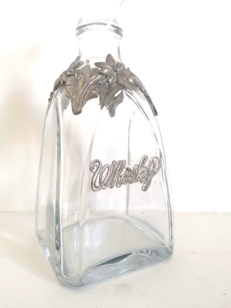 Carafe à whisky décor en étain