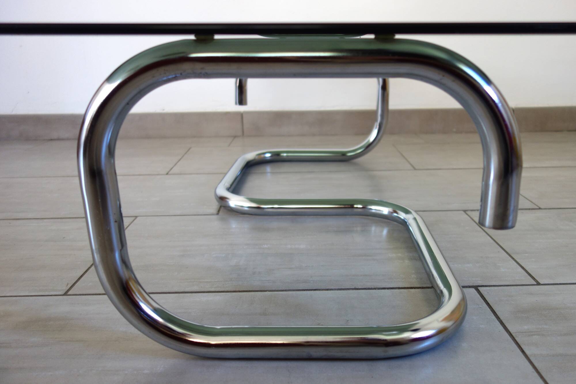 Table basse chrome et verre fumé space age 70's