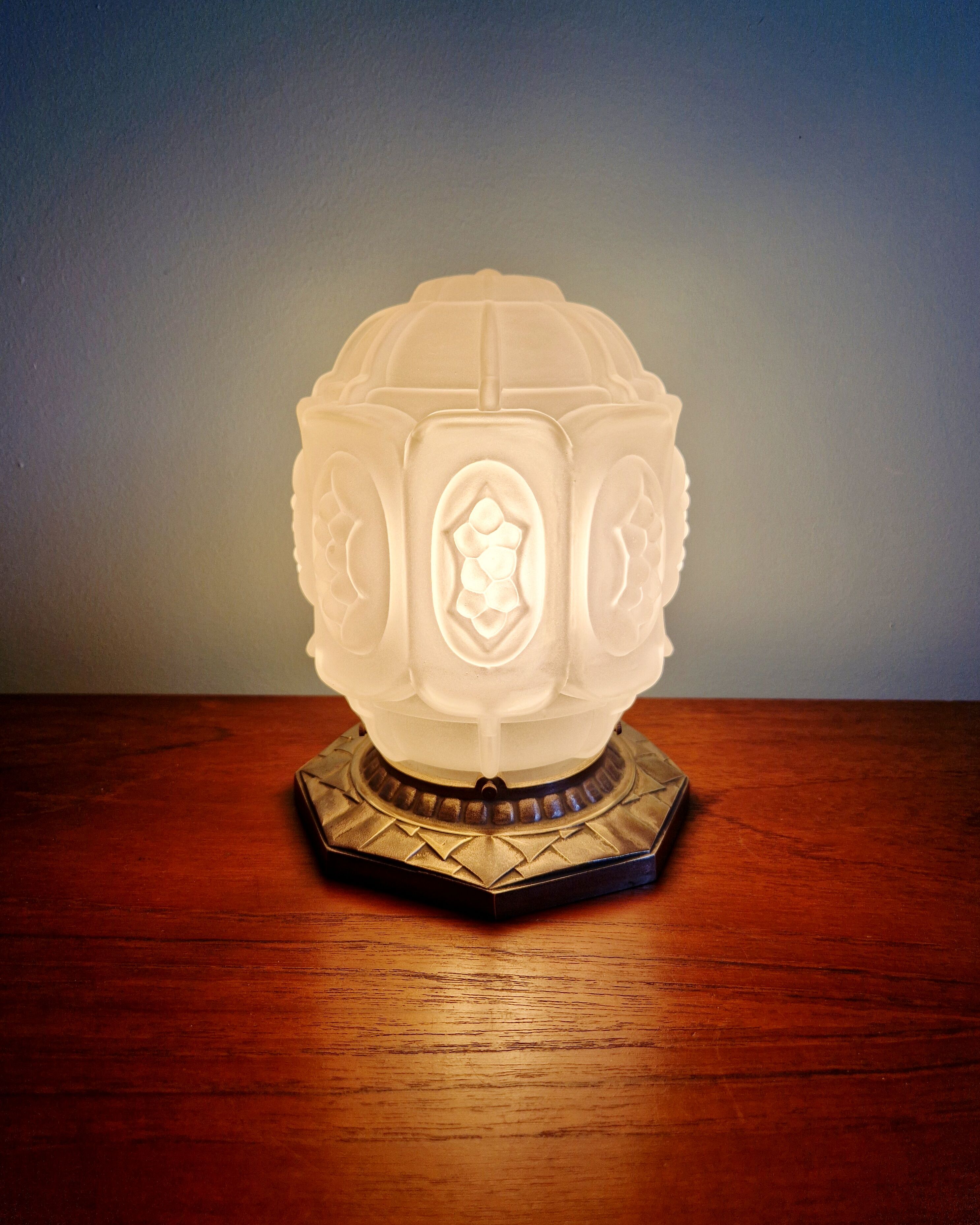 Art Deco night light in nickel-plated bronze and frosted glass, 1920.