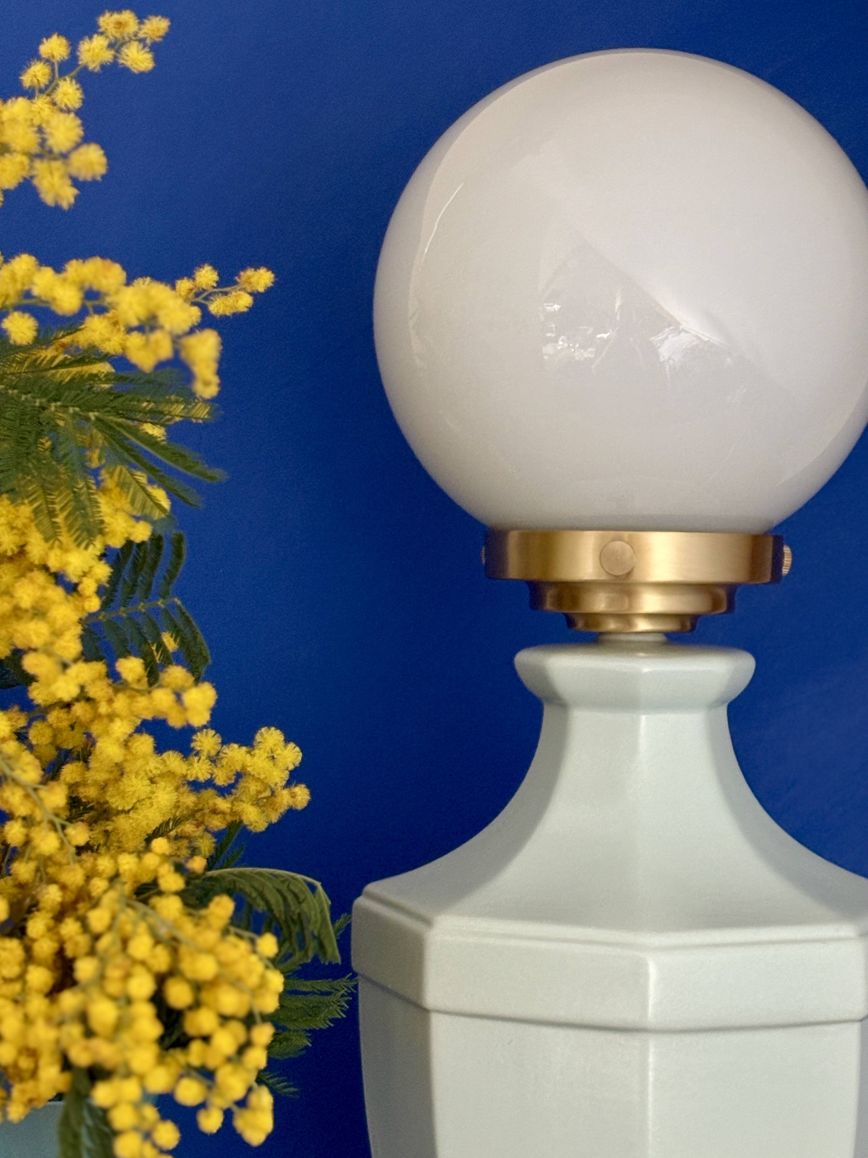 Vintage table lamp in blue ceramic and white opaline.