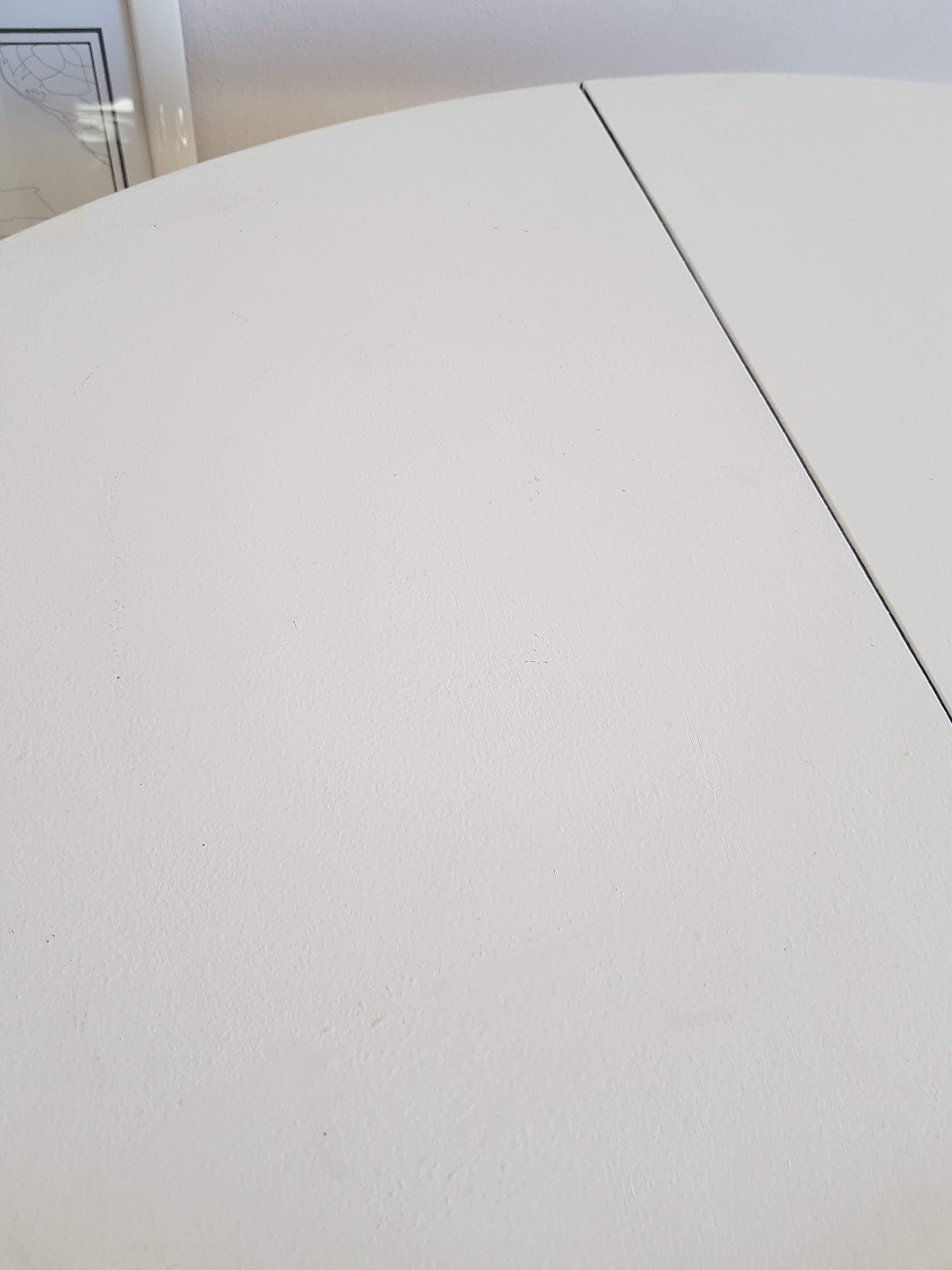 Scandinavian extendable table with butterfly extensions