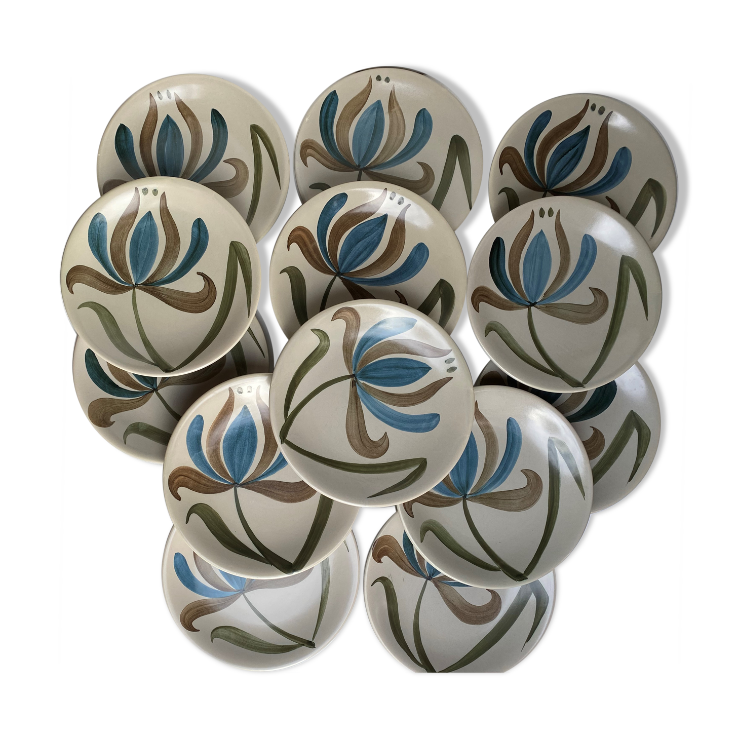 Vintage flat plates in Longchamp sandstone