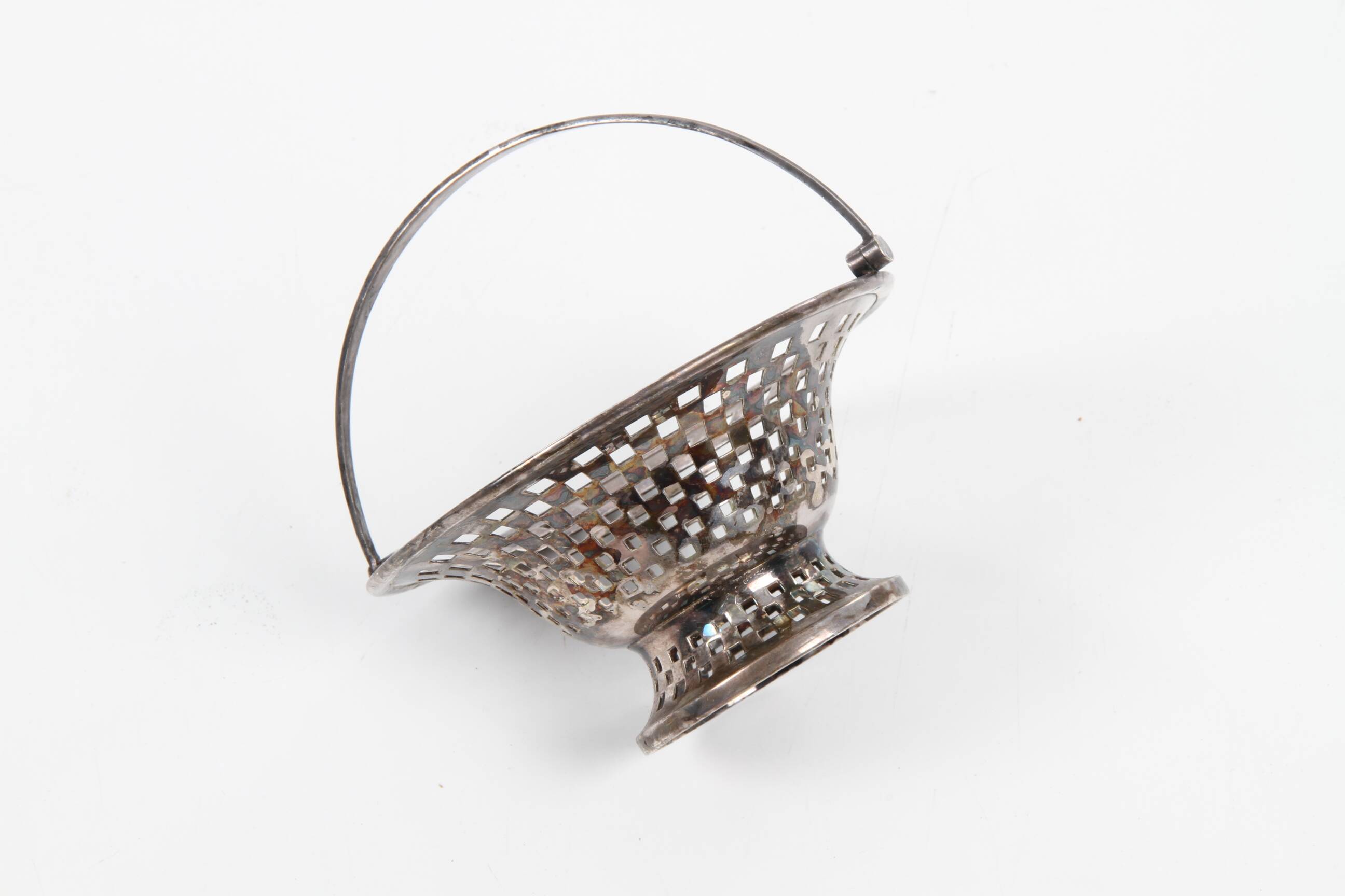 Silver-plated metal bowl basket