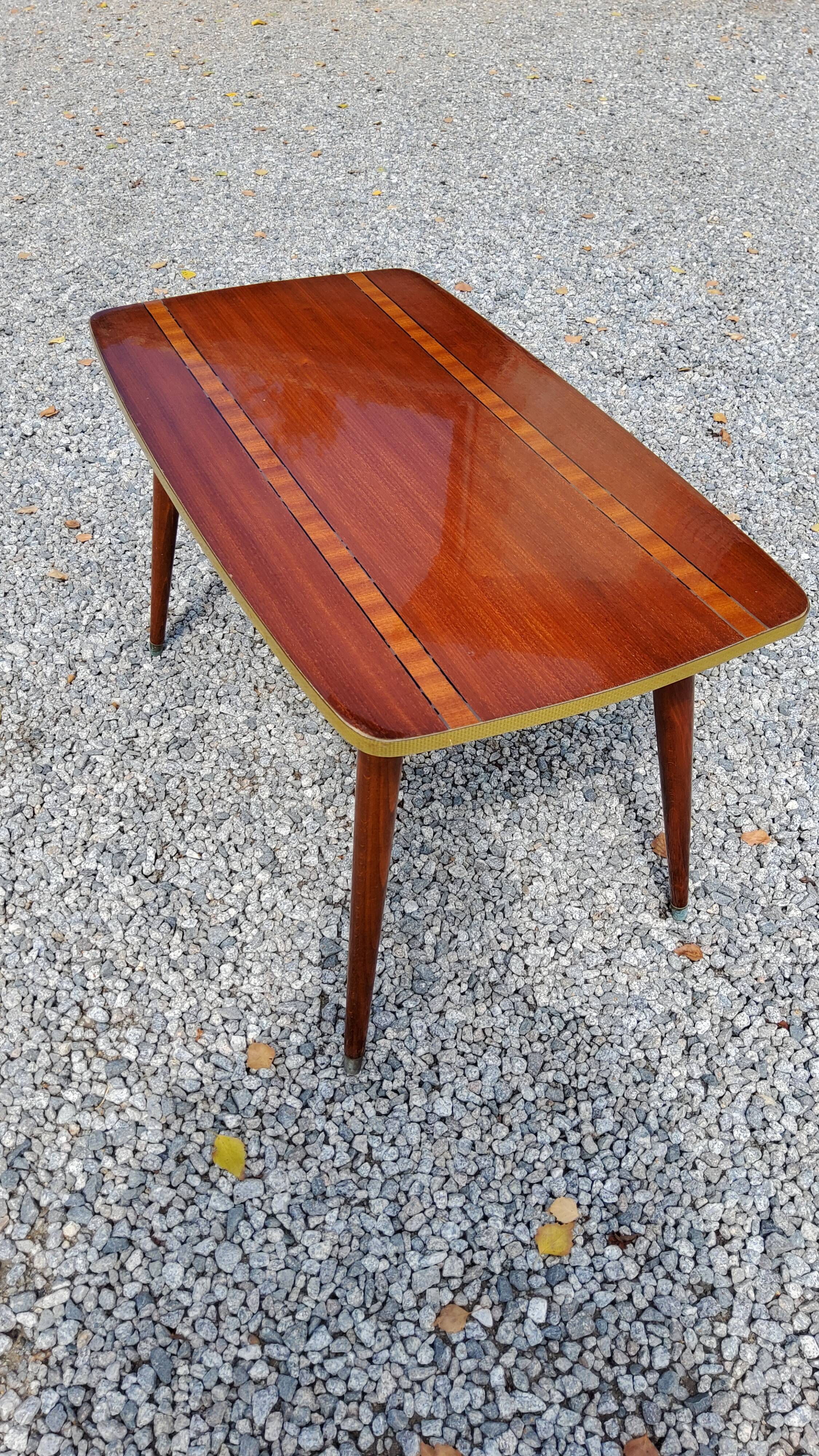 Table basse des années 60 en acajou doré pieds compas