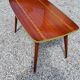 Table basse des années 60 en acajou doré pieds compas