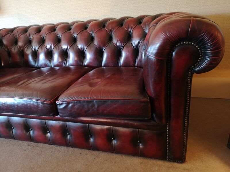 Three-seater burgundy burgundy leather chesterfield sofa